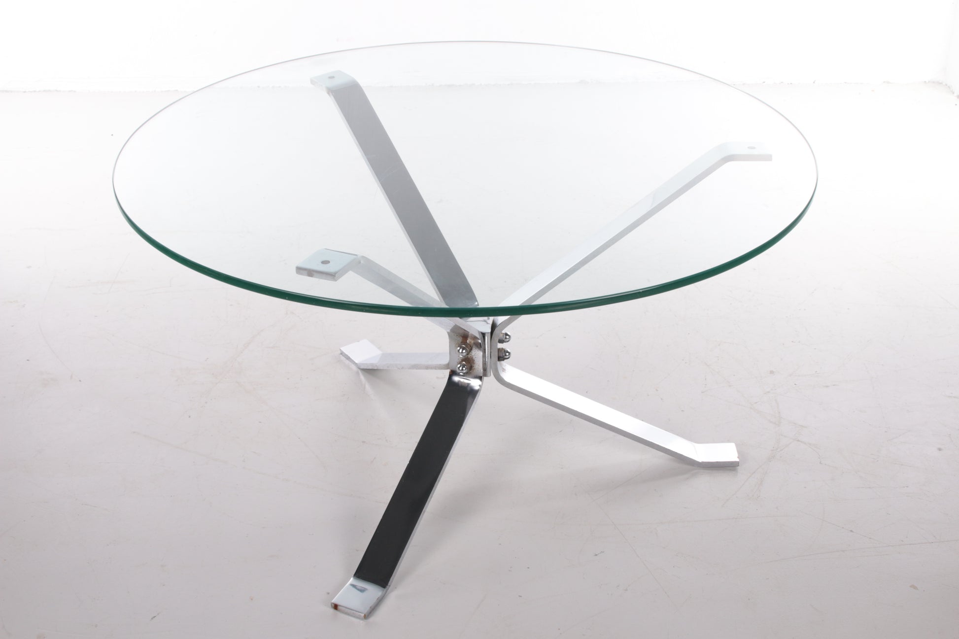 Salontafel jaren70 Chrome met dik glazenblad rond bovenkant