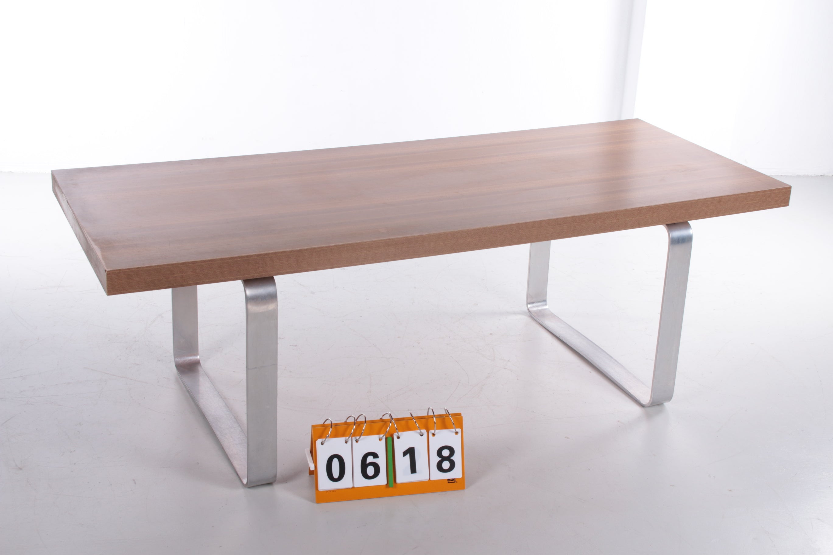 Retro Vintage Strakke Salontafel hout en chroom jaren 70 zijkant