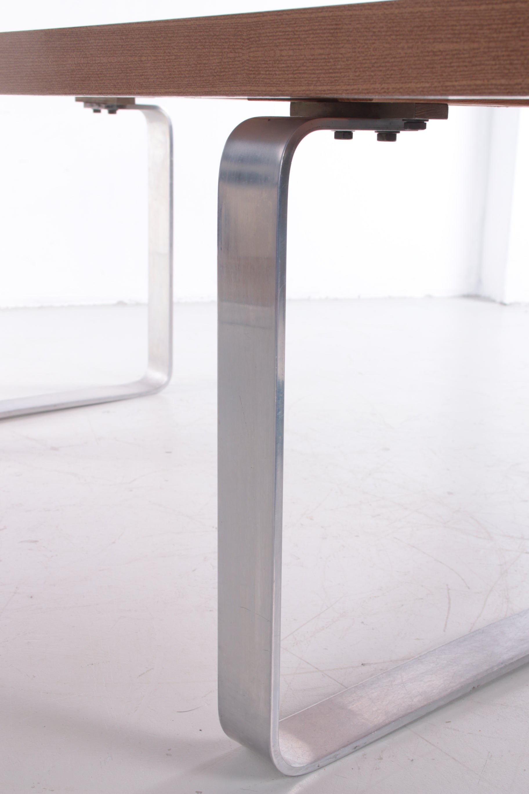 Retro Vintage Strakke Salontafel hout en chroom jaren 70 detail tafelpoot