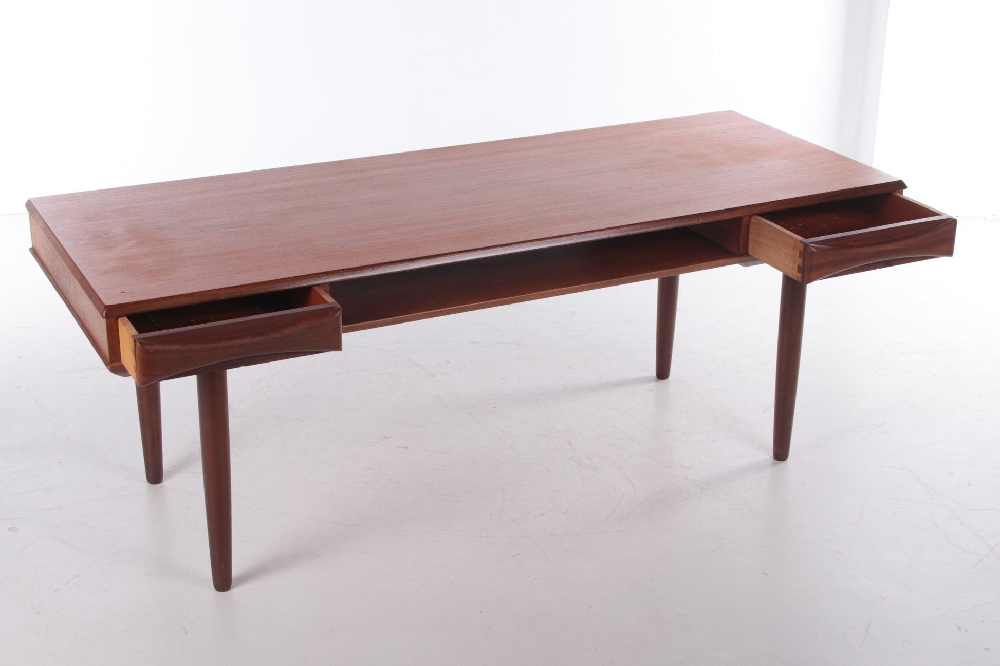 Deense modernistische teak salontafel gemaakt door Dyrlund, jaren 60 zijkant lades open