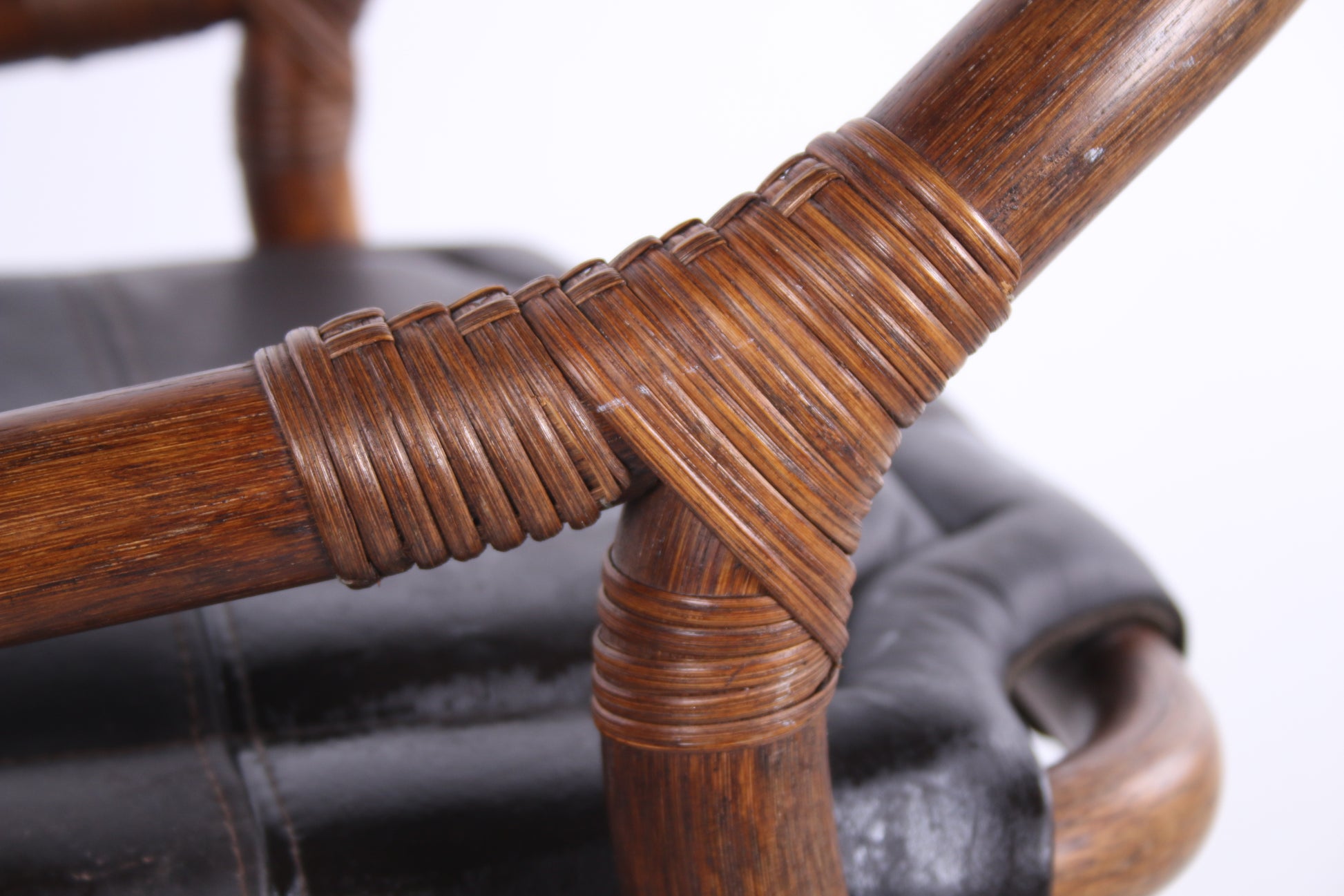 Deens Design Set van drie Barkrukken Bamboe van Horsnaes Denemarken jaren70 detail armleuning zijkant