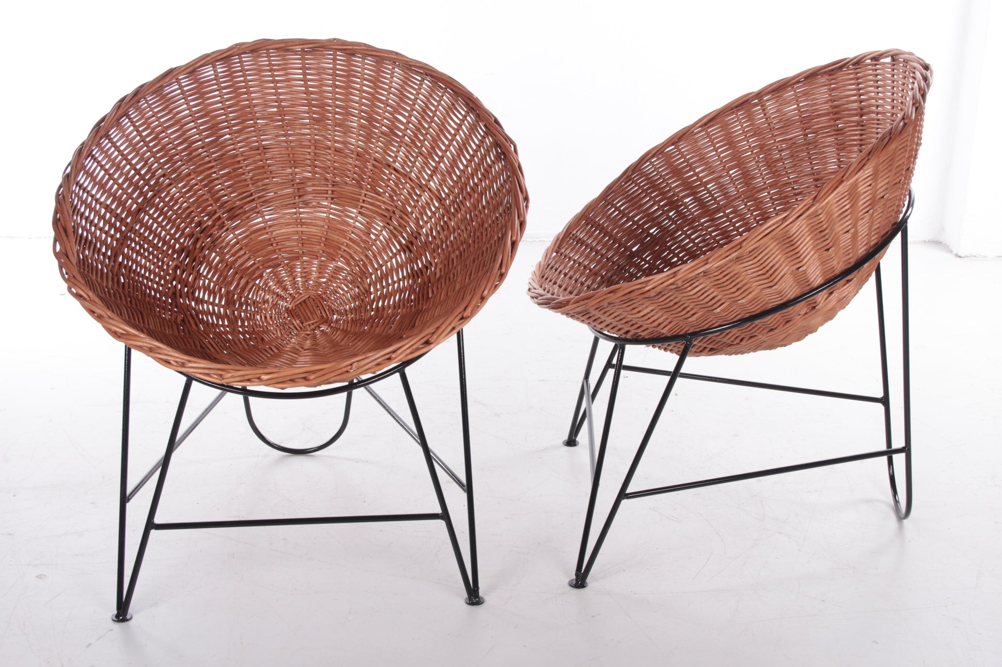 Set van twee Mathieu Matégot rieten stoelen, 1950s voorkant en zijkant