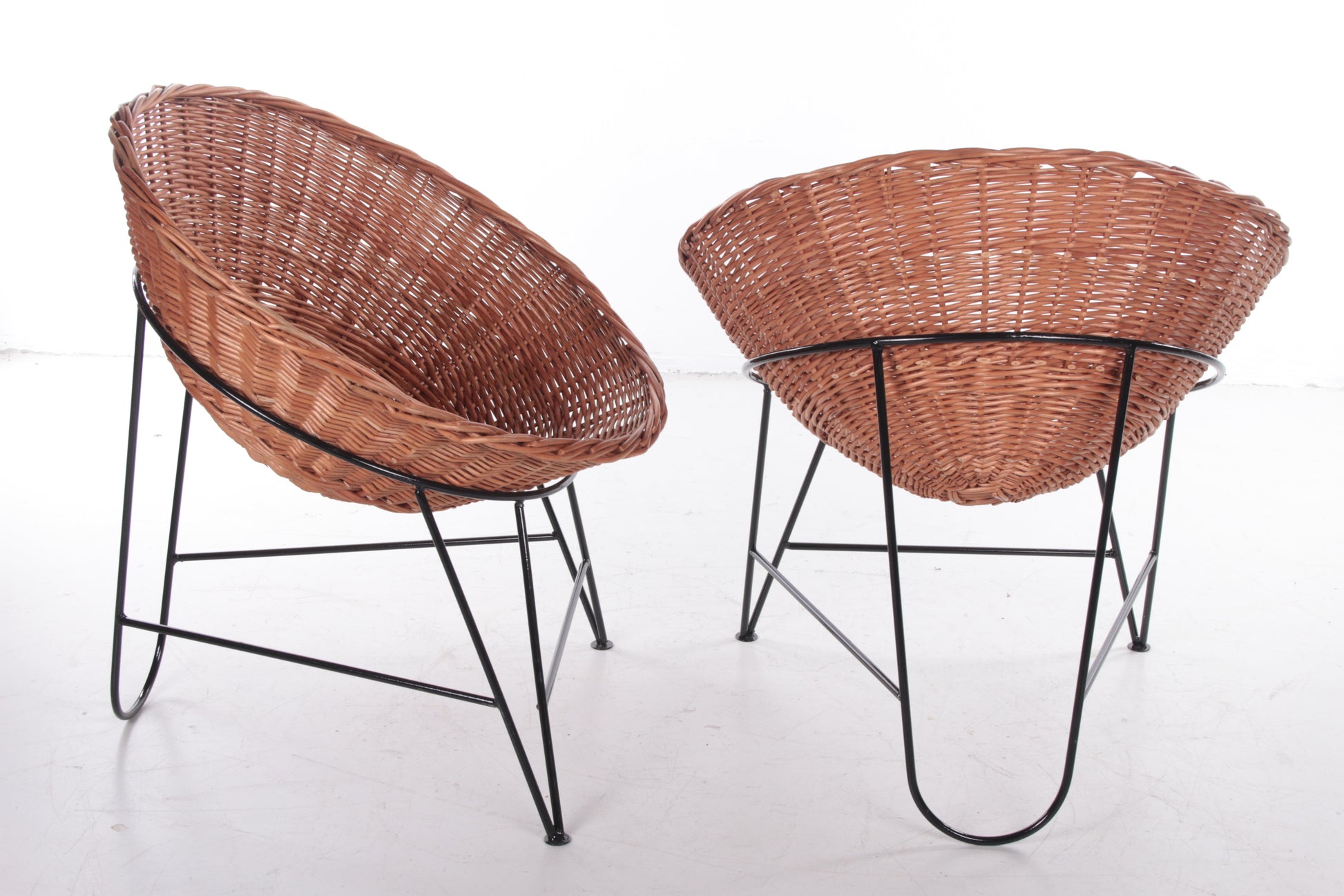 Set van twee Mathieu Matégot rieten stoelen, 1950s zijkant en achterkant