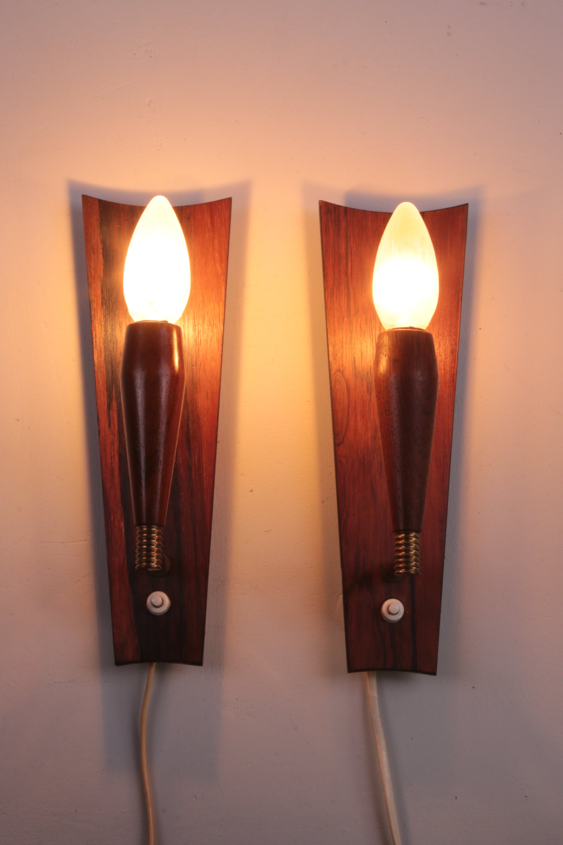 Set Pallisander houten Wandlampen voorkant licht aan