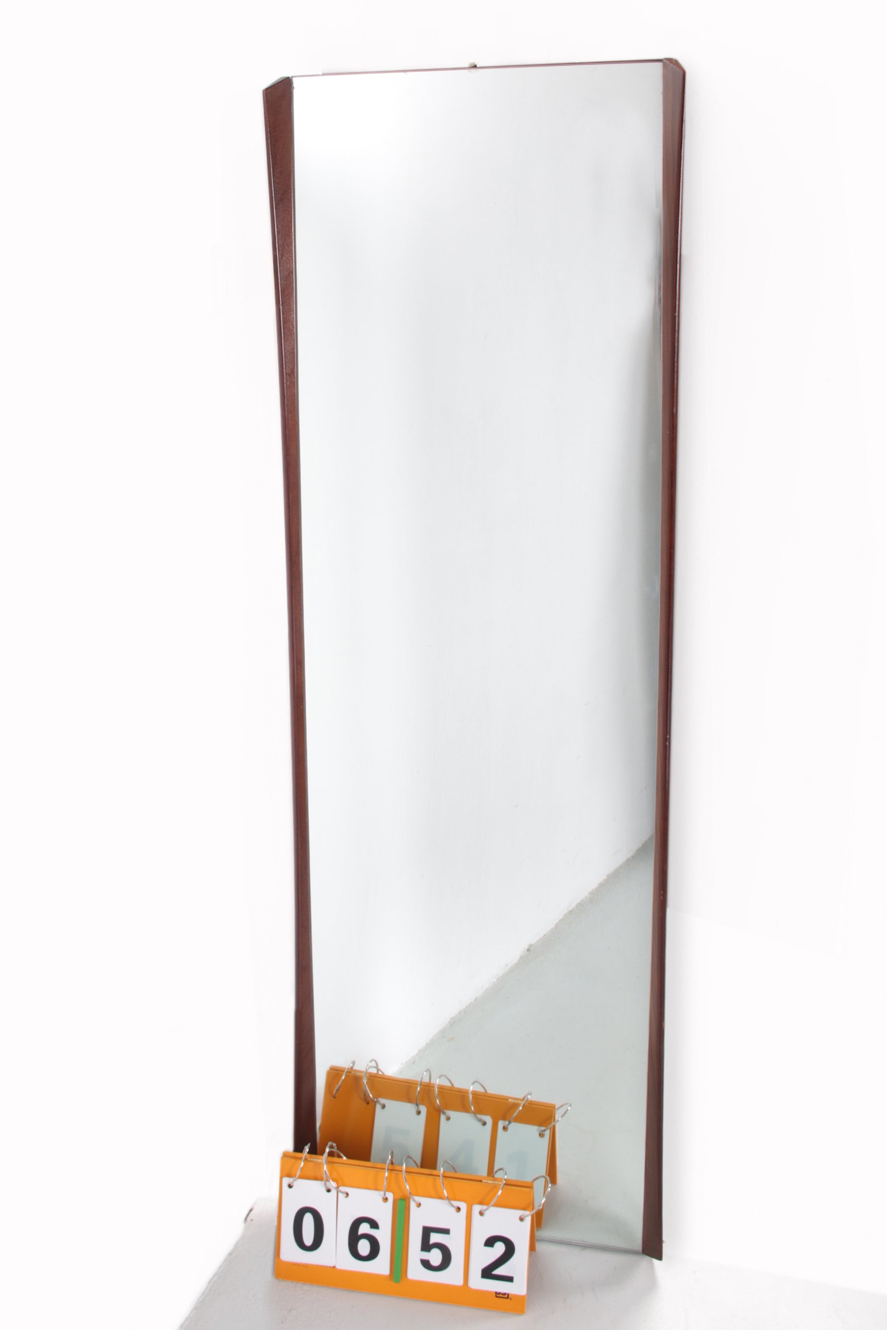 Grote Deense vintage spiegel met teakhouten rand voorkant