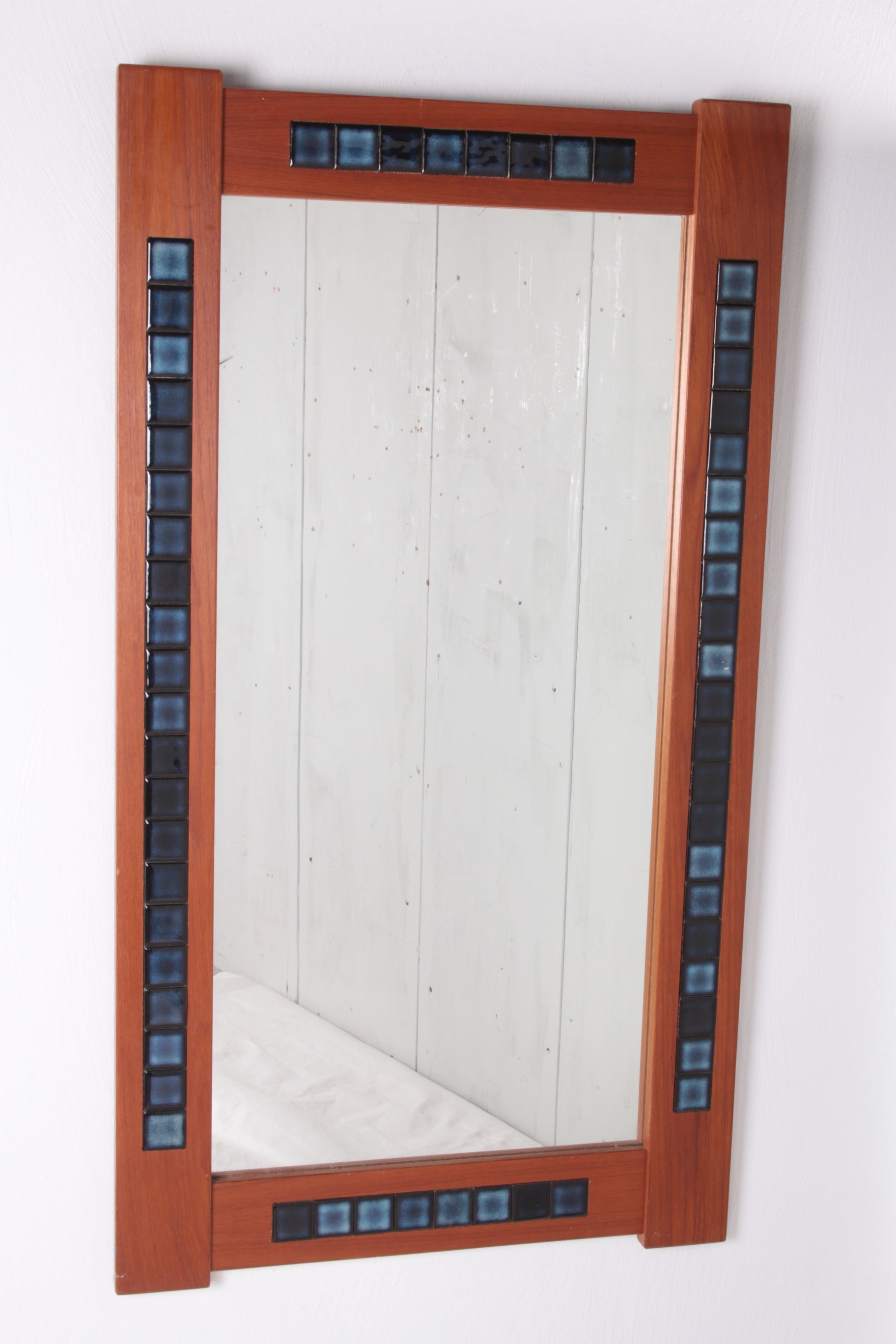Blauwe Scandinavische tegeltjes spiegel langwerpig met teak hout voorkant