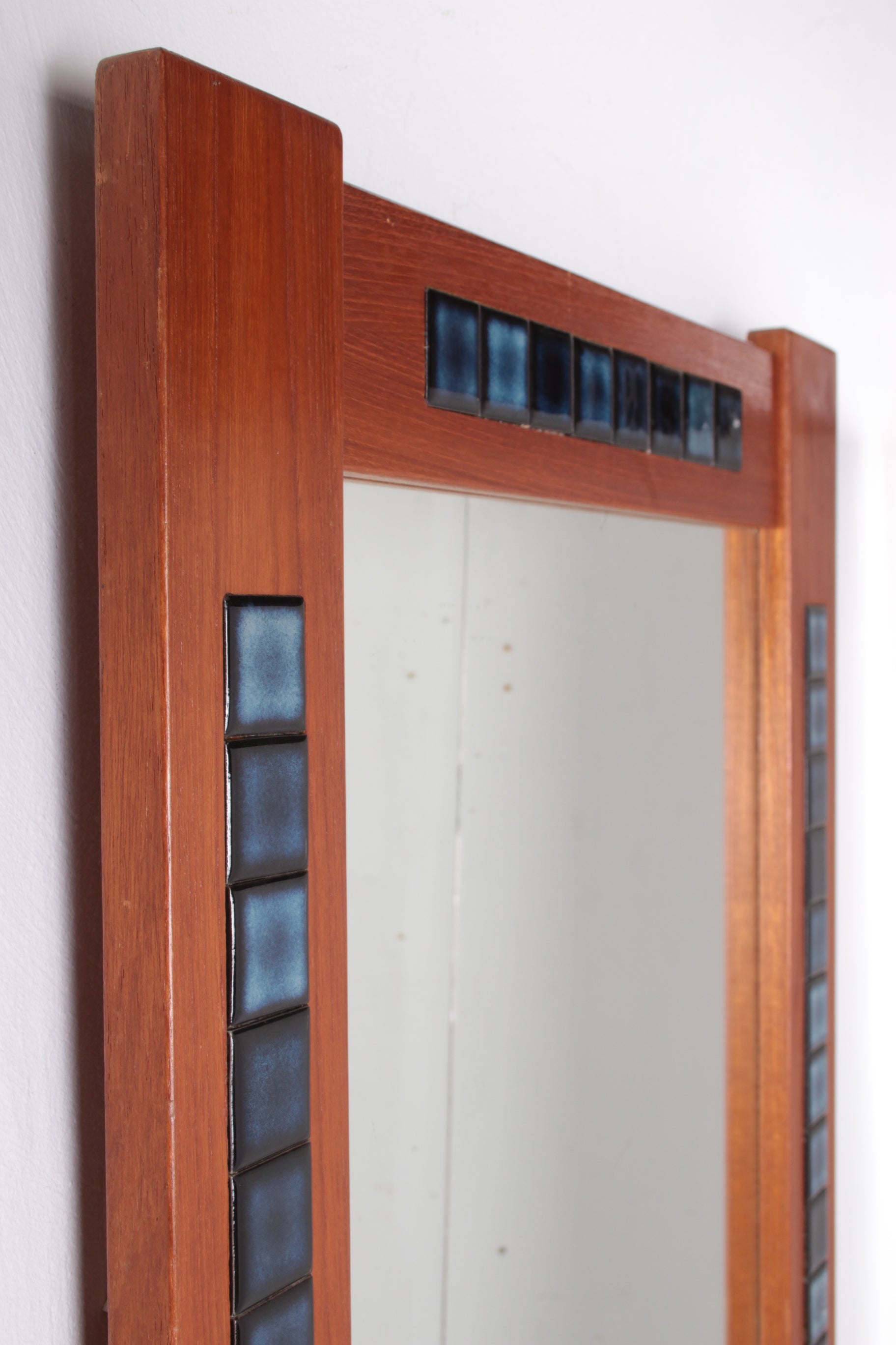 Blauwe Scandinavische tegeltjes spiegel langwerpig met teak hout detail zijkant