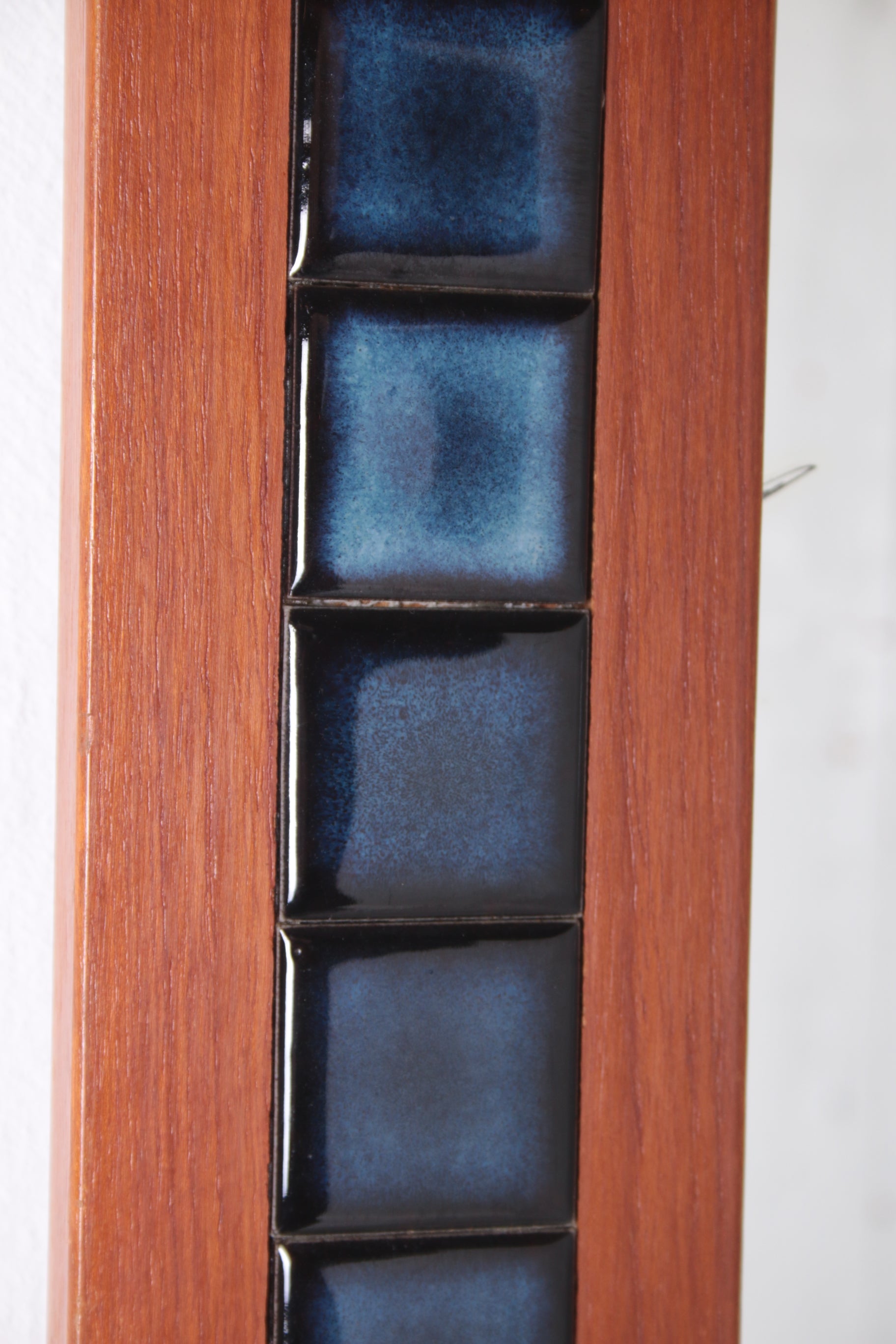 Blauwe Scandinavische tegeltjes spiegel langwerpig met teak hout detail tegeltjes rand