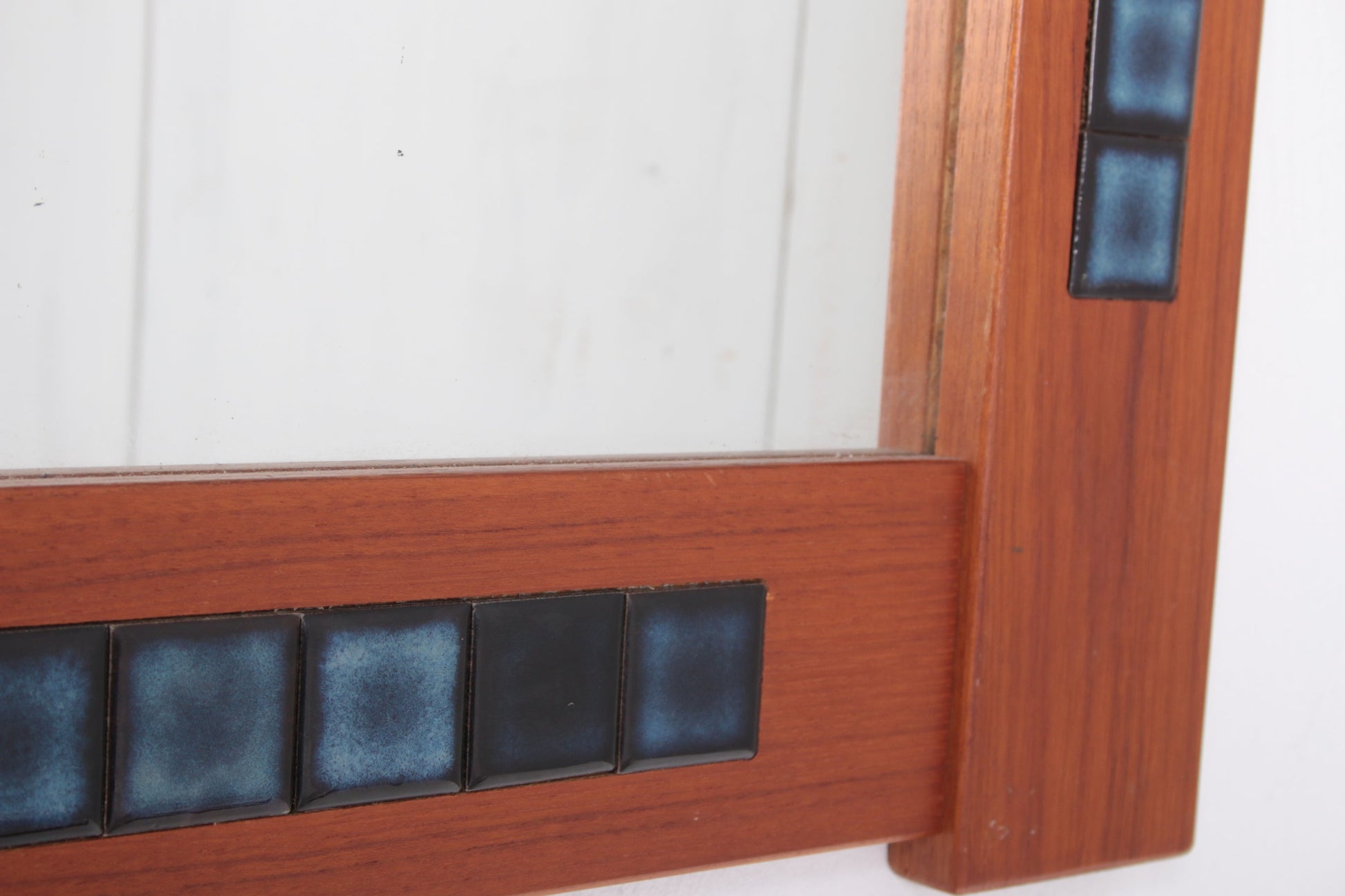 Blauwe Scandinavische tegeltjes spiegel langwerpig met teak hout detail rand onder