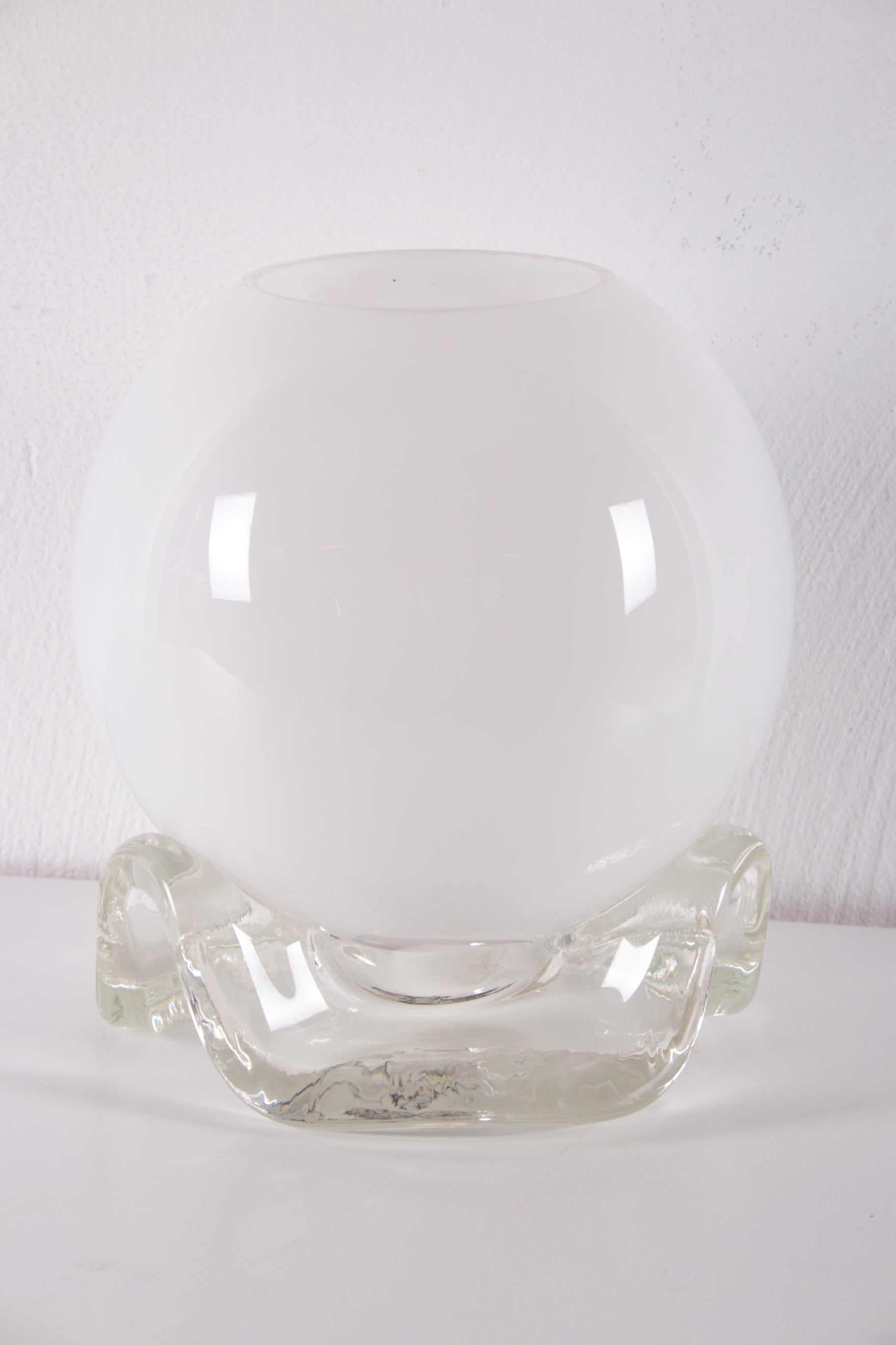Vintage Wit Glazen Tafellampje van het merk Limburg jaren 60s voorkant licht uit