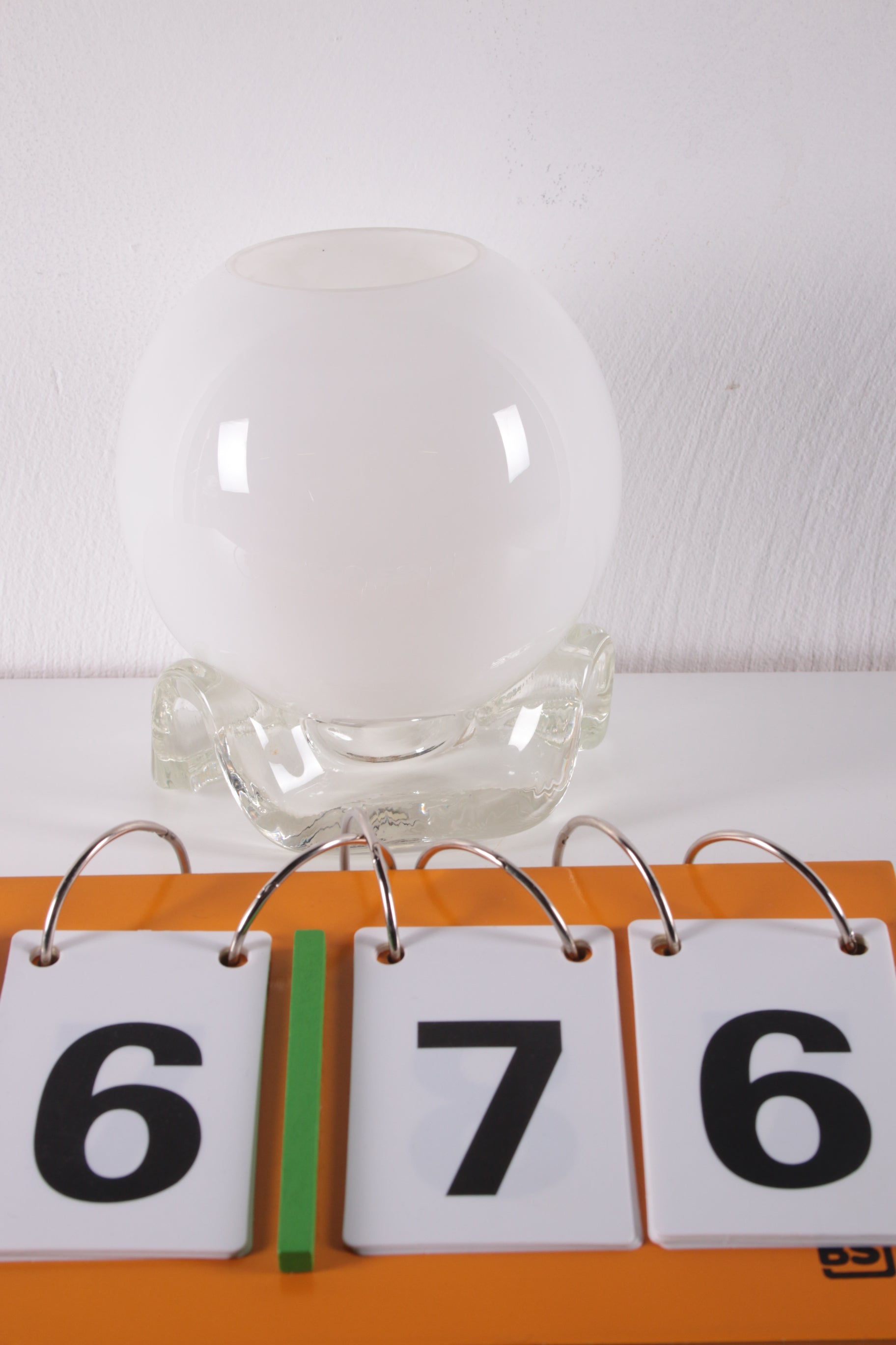 Vintage Wit Glazen Tafellampje van het merk Limburg jaren 60s voorkant
