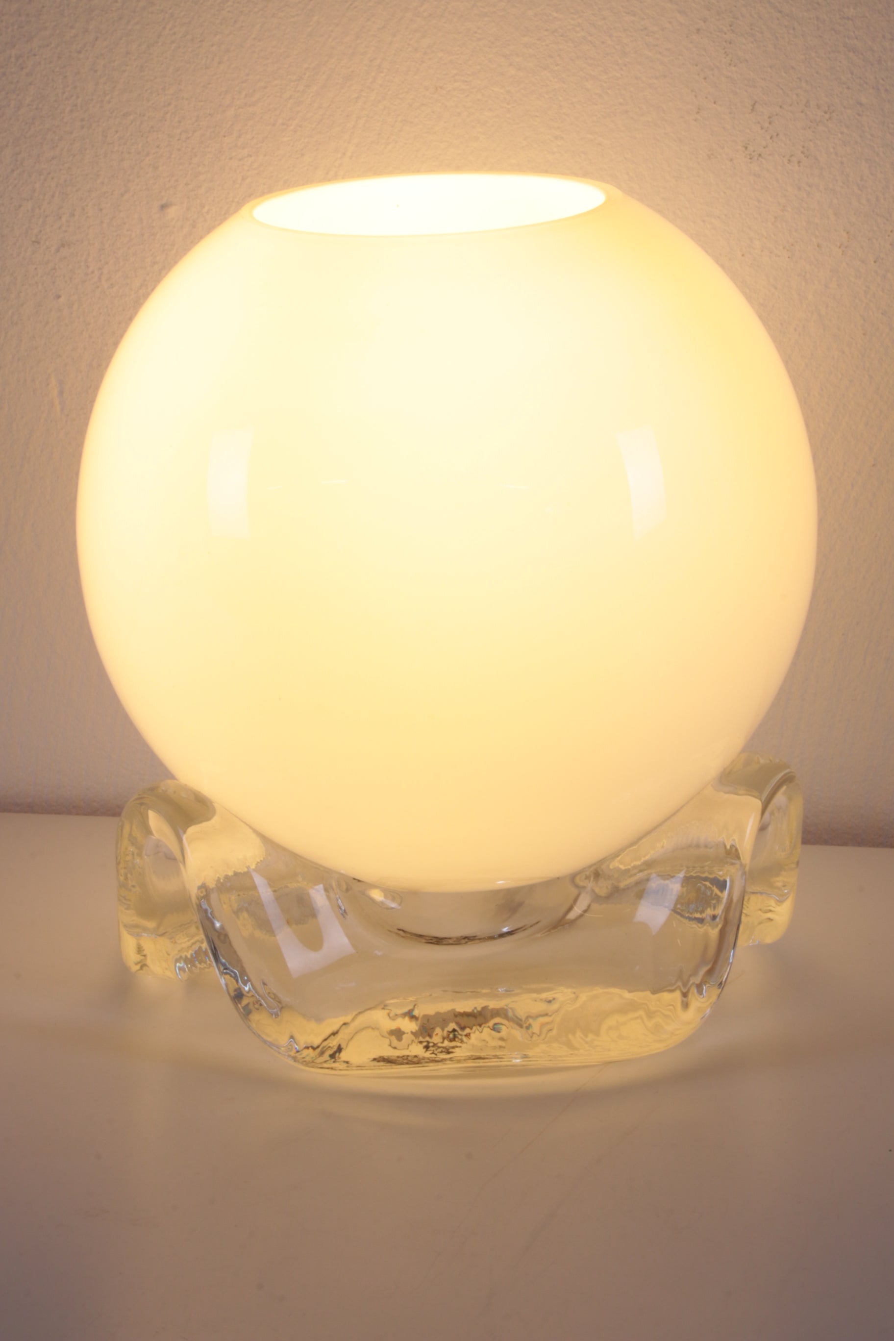 Vintage Wit Glazen Tafellampje van het merk Limburg jaren 60s voorkant licht aan