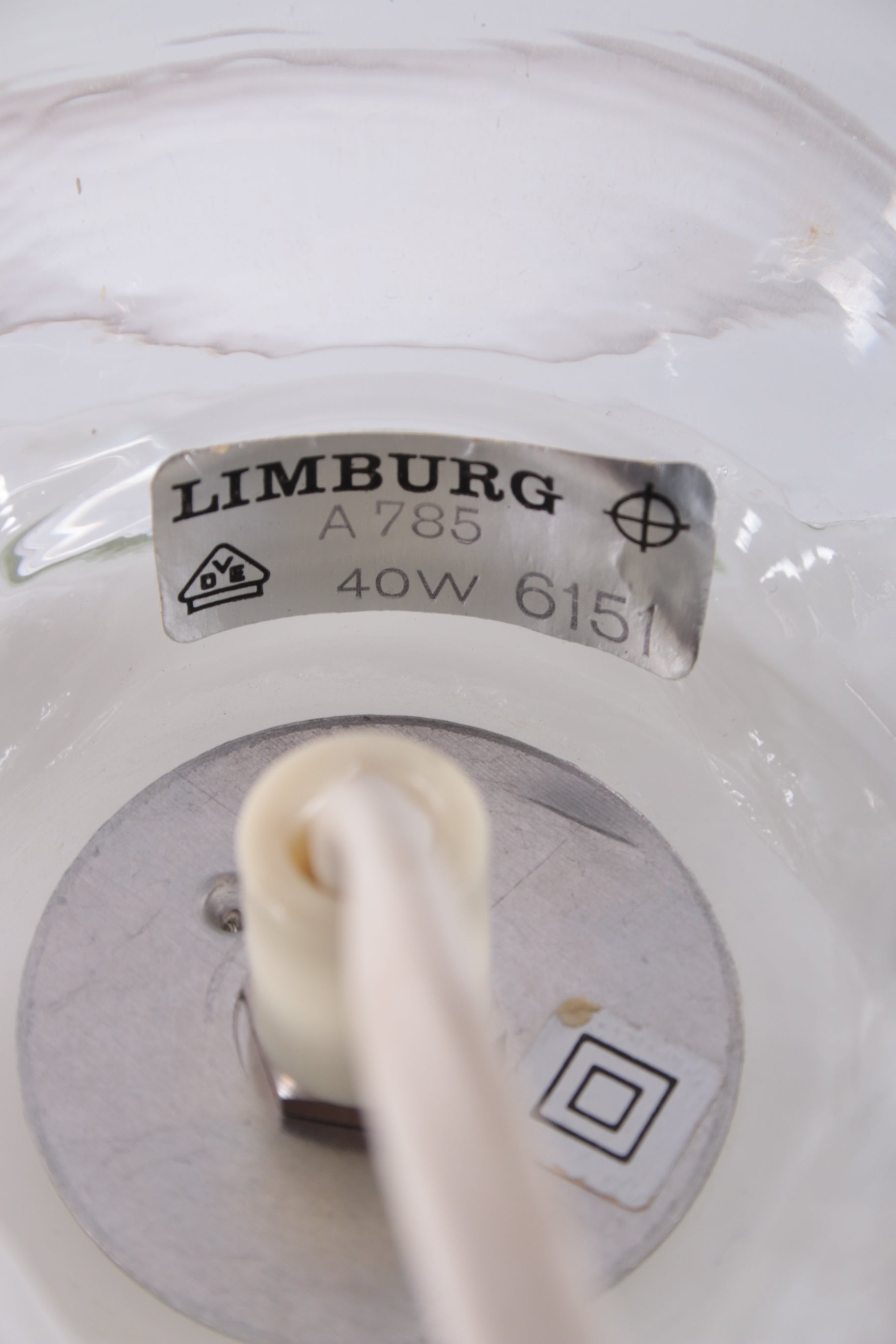 Vintage Wit Glazen Tafellampje van het merk Limburg jaren 60s detail maker
