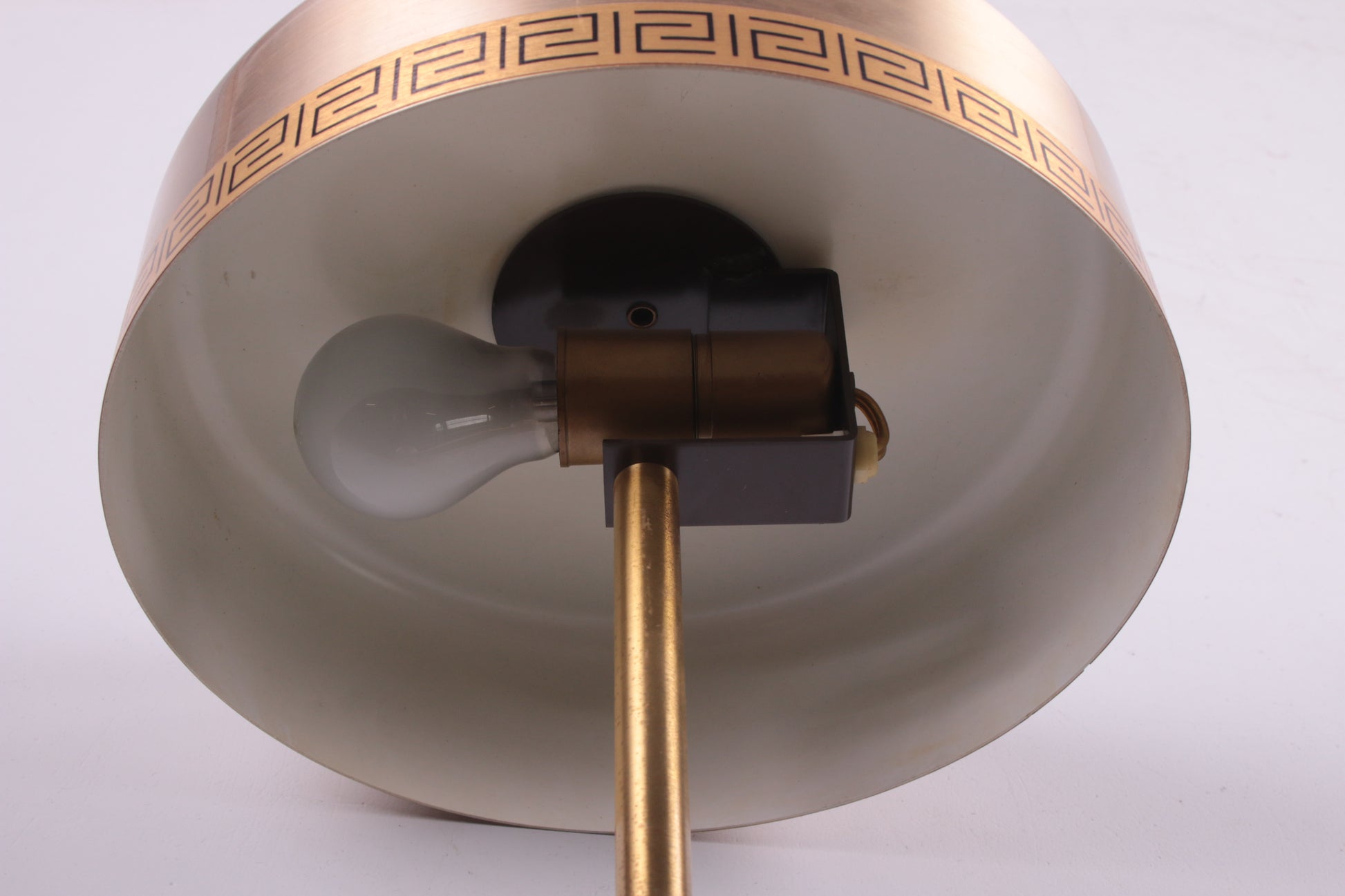 Deense modernistische Model Chief tafellamp van Vitrika, jaren 60 detail onderkant lampekap