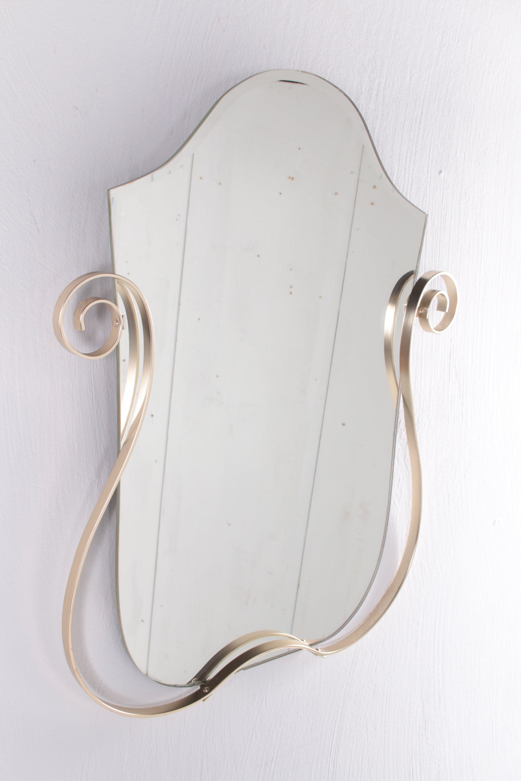 Art Deco spiegel met goudkleurige rand zijkant