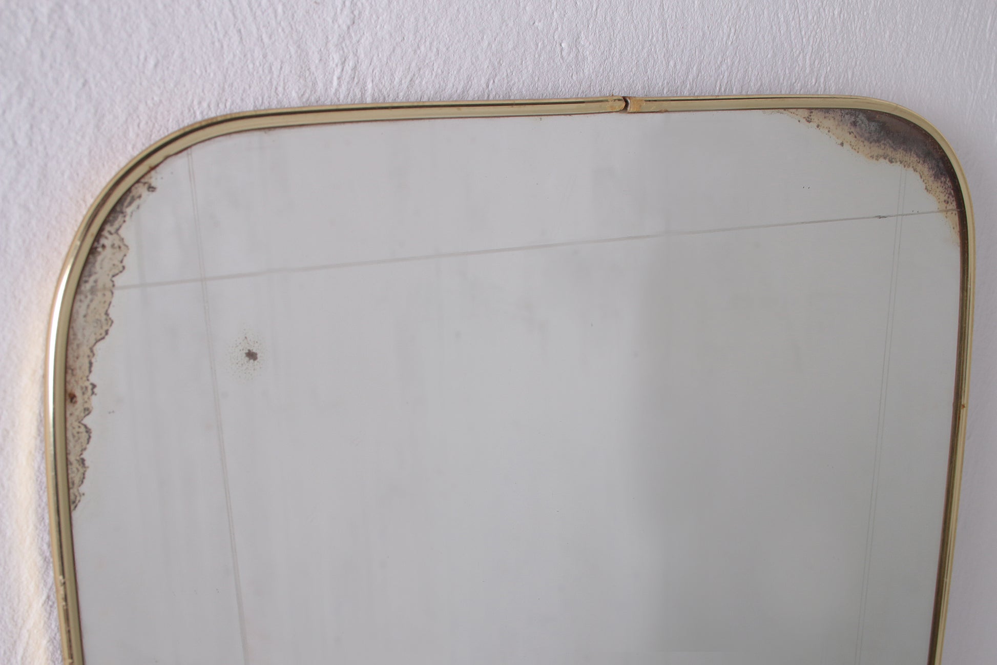 Vintage messing spiegel | Retro spiegel met goud jaren 60 detail boven