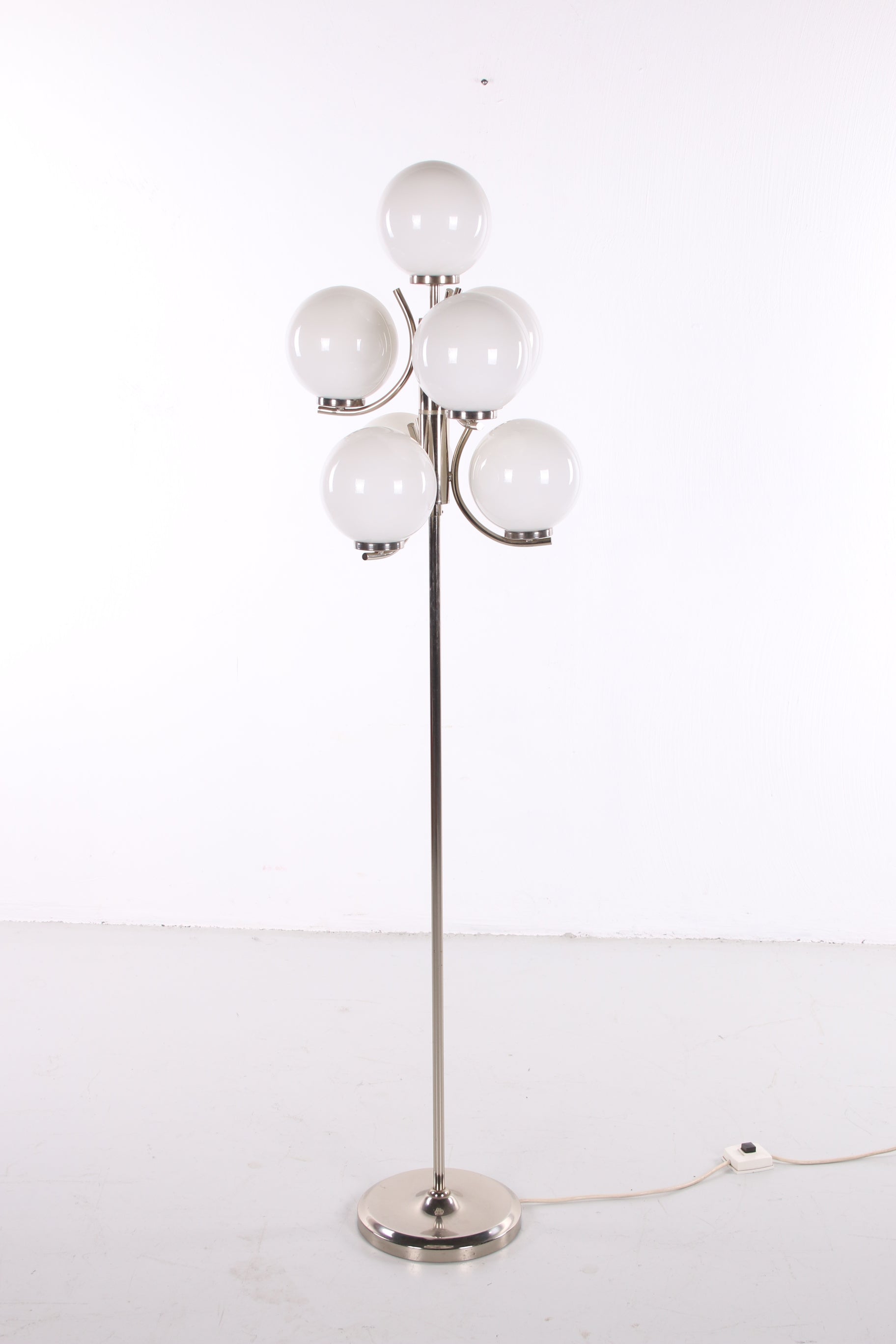 Vloerlamp chrome met 7 Witte glazenbollen voorkant licht uit