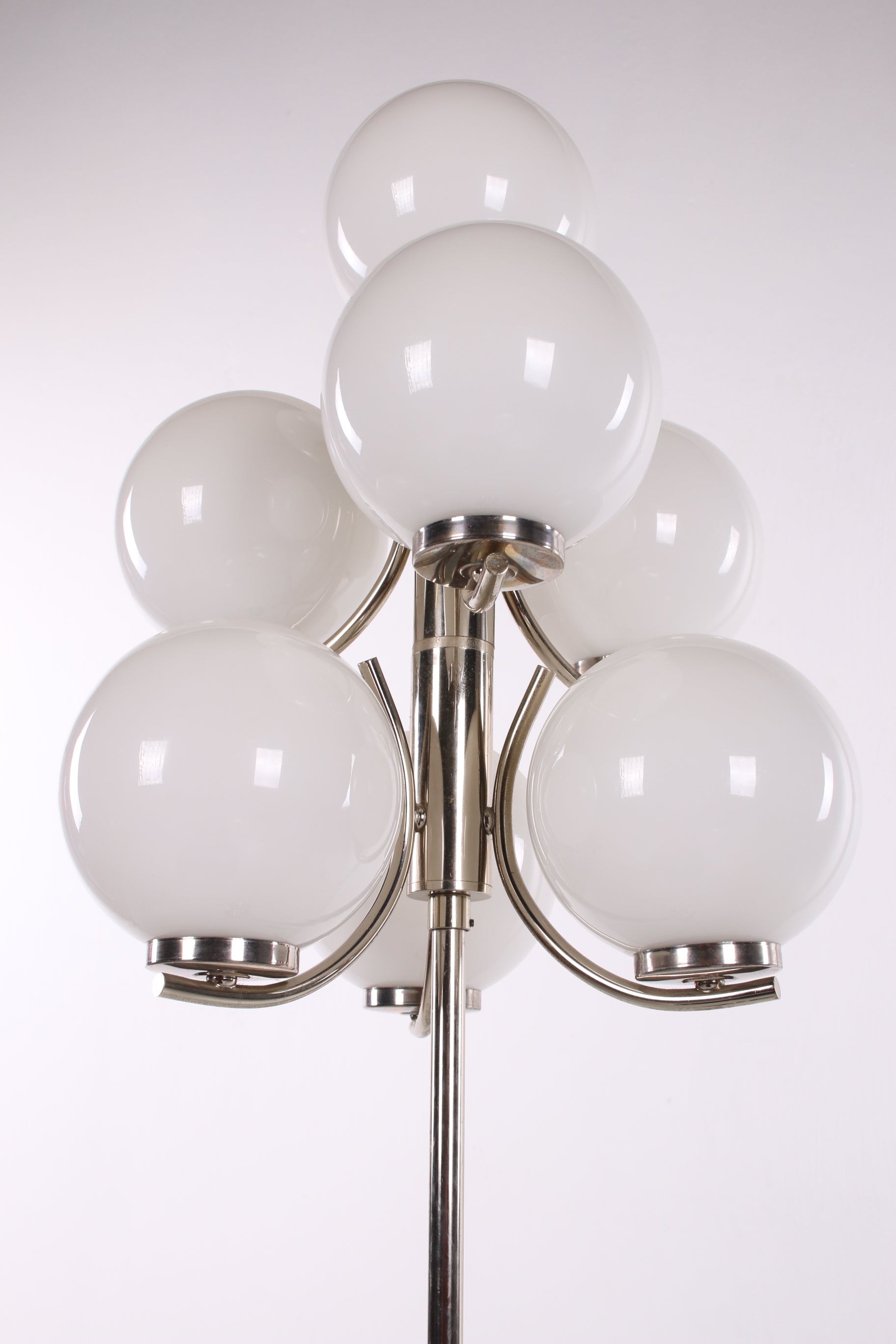 Vloerlamp chrome met 7 Witte glazenbollen detail glazen bollen