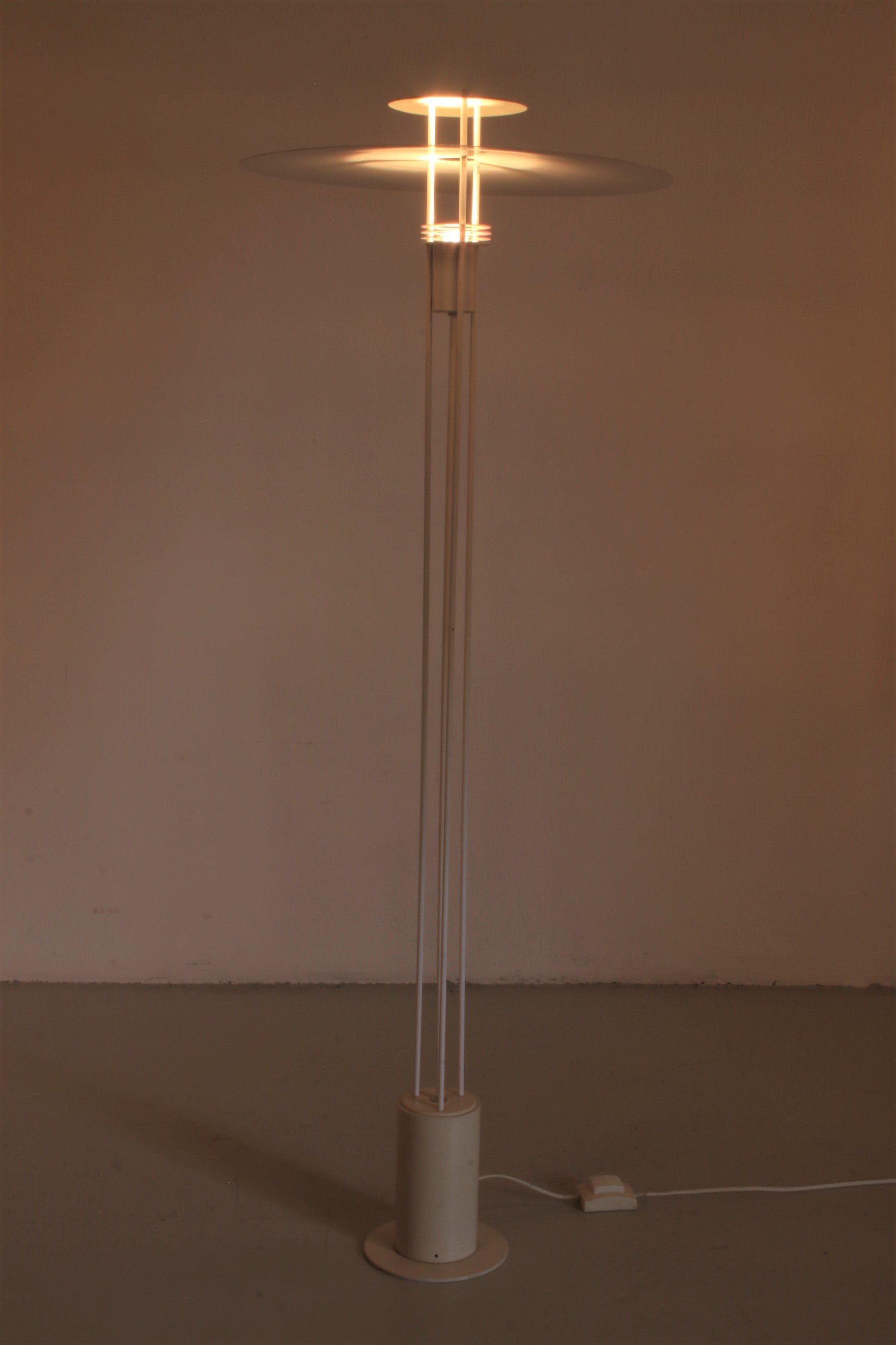 Deense metalen witte Vloerlamp voorkant licht aan