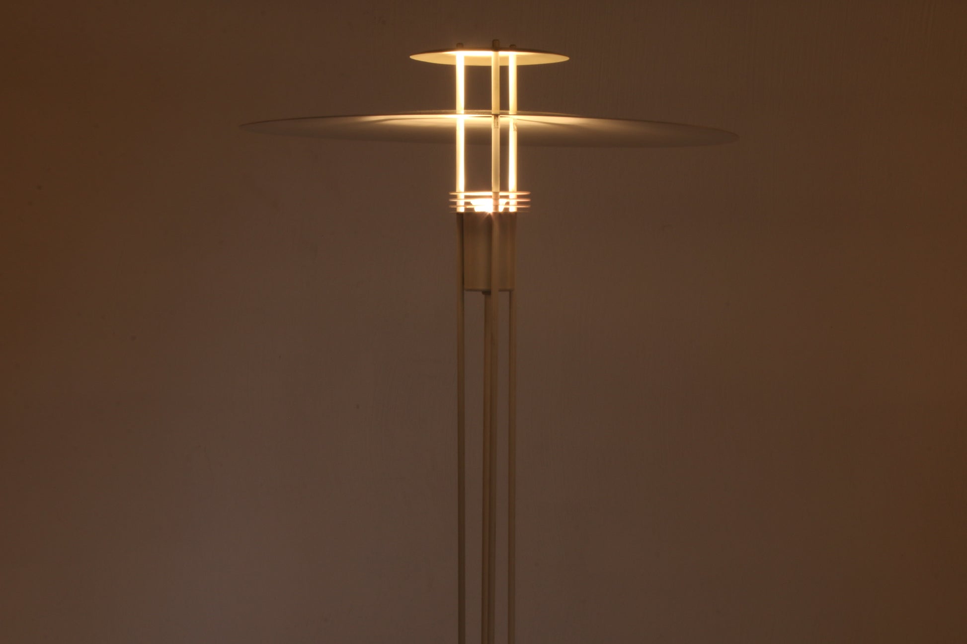 Deense metalen witte Vloerlamp detail voorkant licht uit