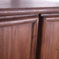Stoer Wandmeubel boekenkast van hout detail rand deurtjes boven