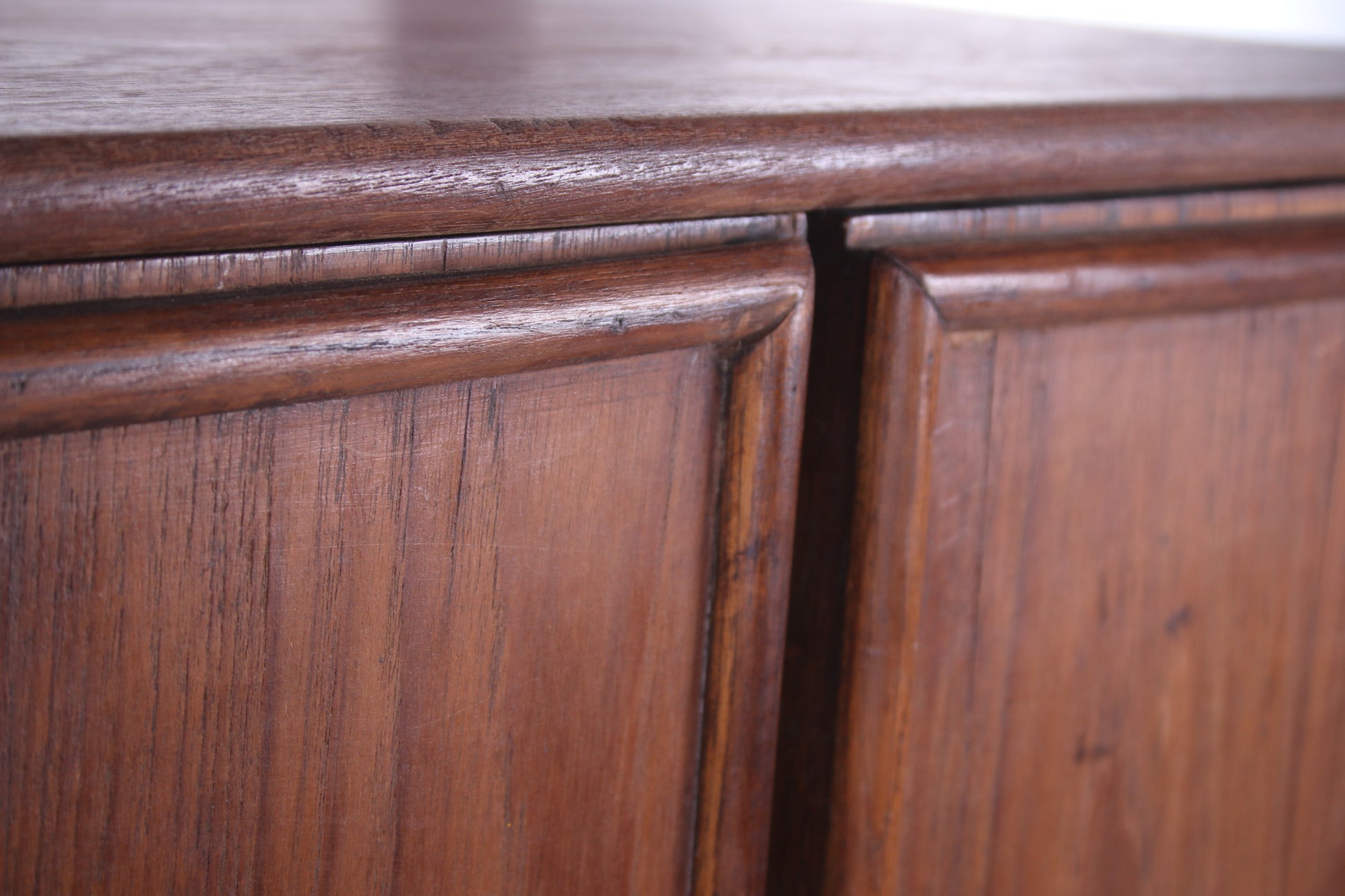 Stoer Wandmeubel boekenkast van hout detail rand deurtjes boven