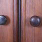 Stoer Wandmeubel boekenkast van hout detail handvaten deurtjes