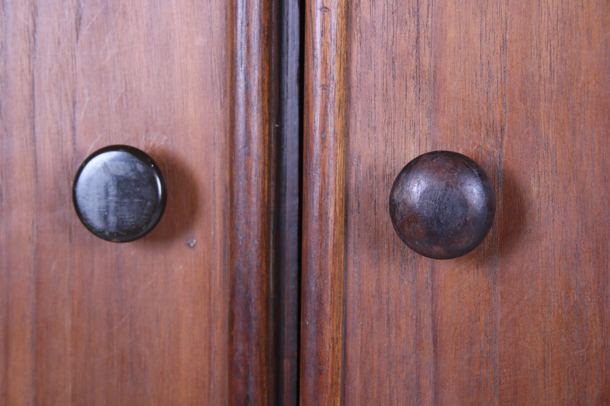 Stoer Wandmeubel boekenkast van hout detail handvaten deurtjes
