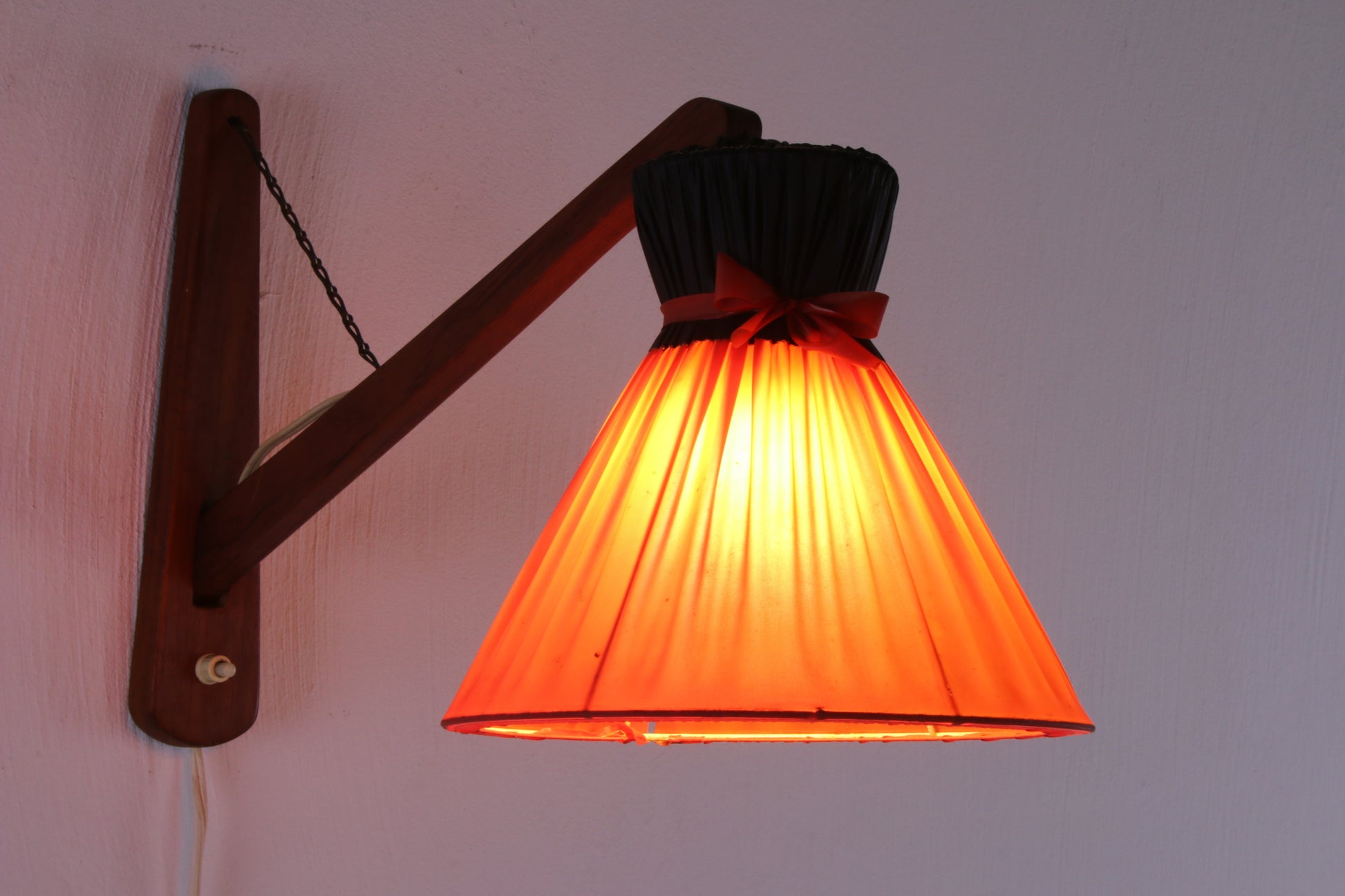 Deens Design Wandlampje met orginelen kap jaren60 zijkant licht aan