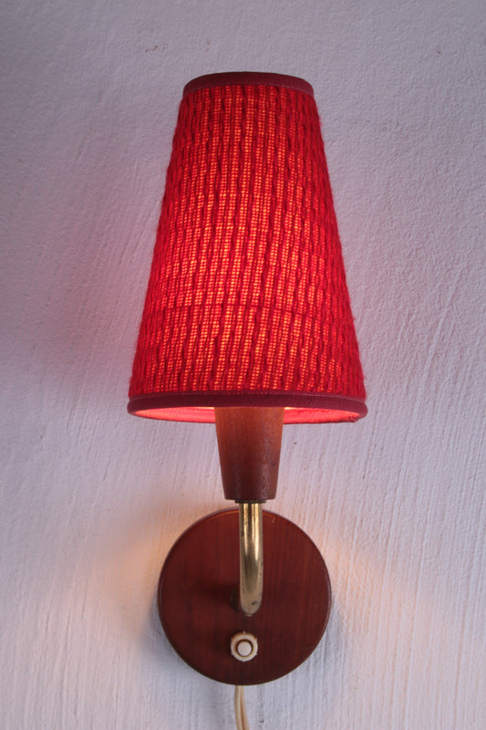Vintage wandlampje met rood kapje jaren60s voorkant licht aan