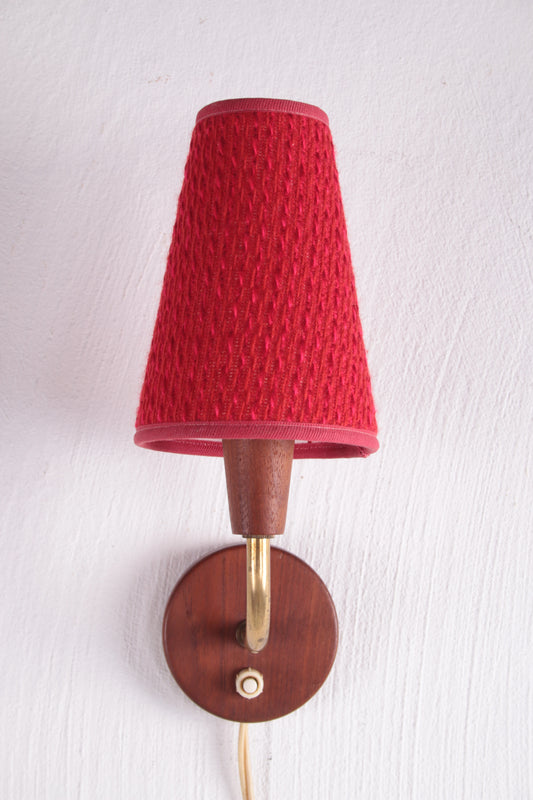 Vintage wandlampje met rood kapje jaren60s voorkant licht uit