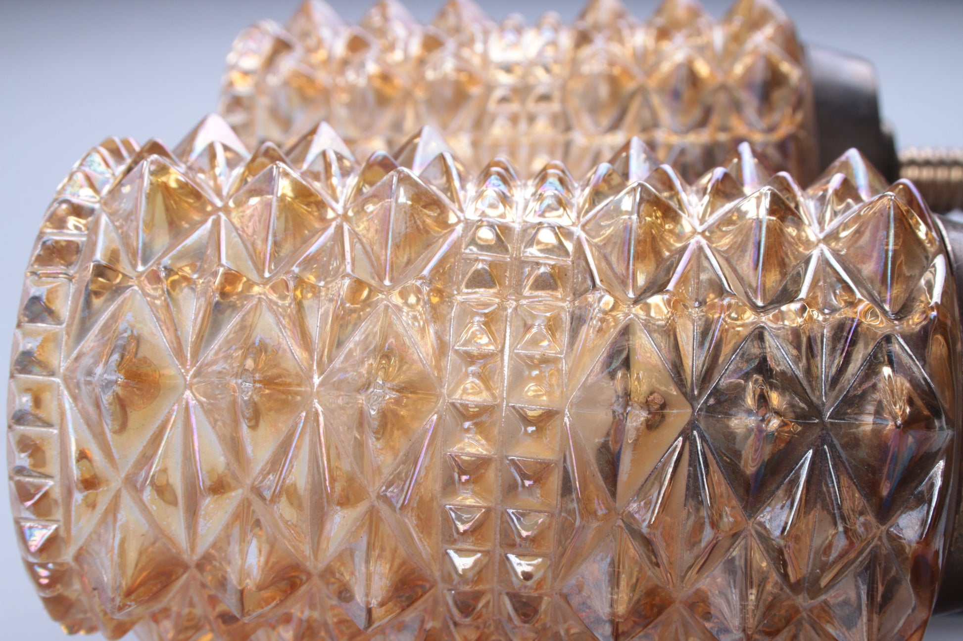 Set Deense wandlampjes gemaakt van teak en gekleurd glas detail glas