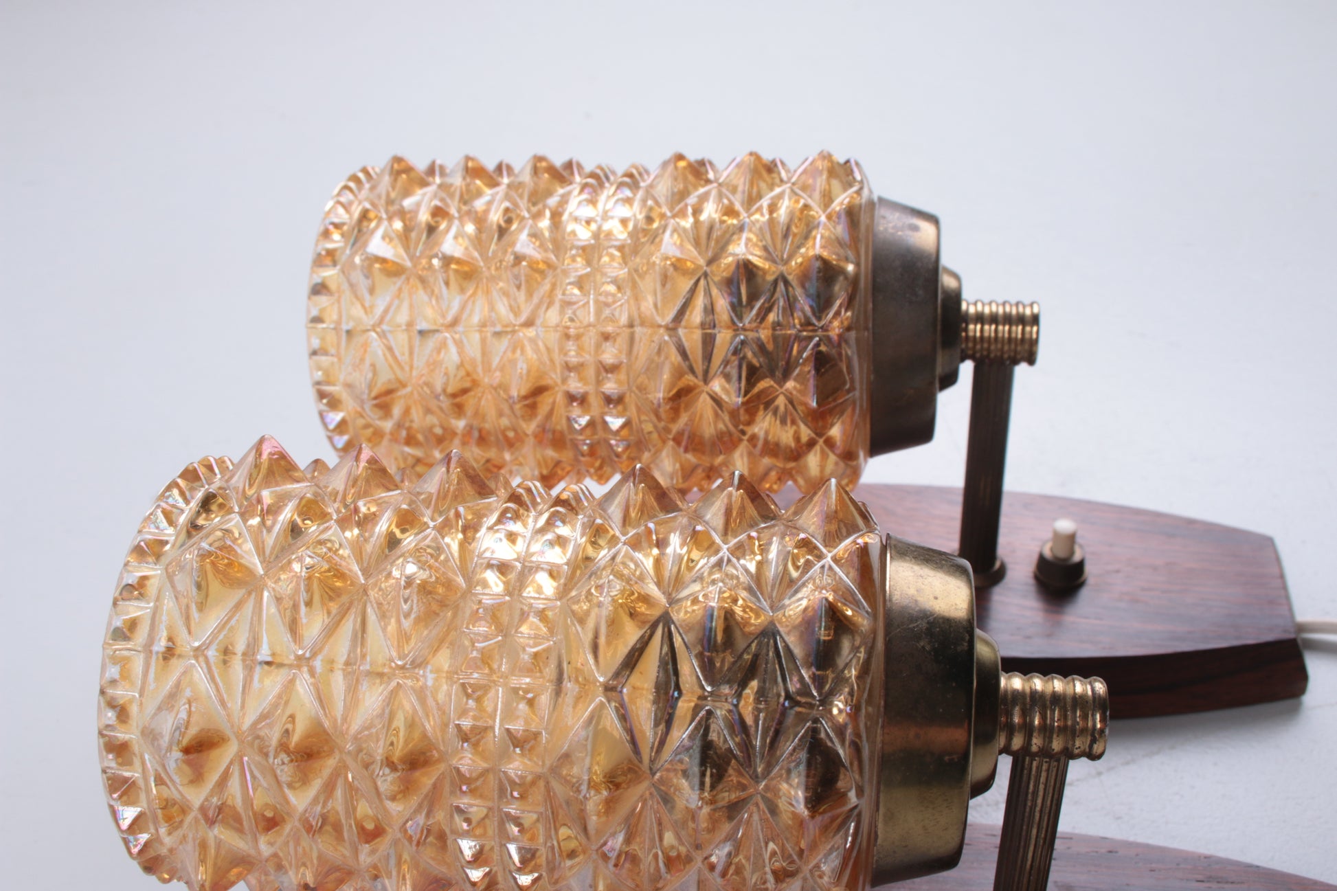 Set Deense wandlampjes gemaakt van teak en gekleurd glas zijkant