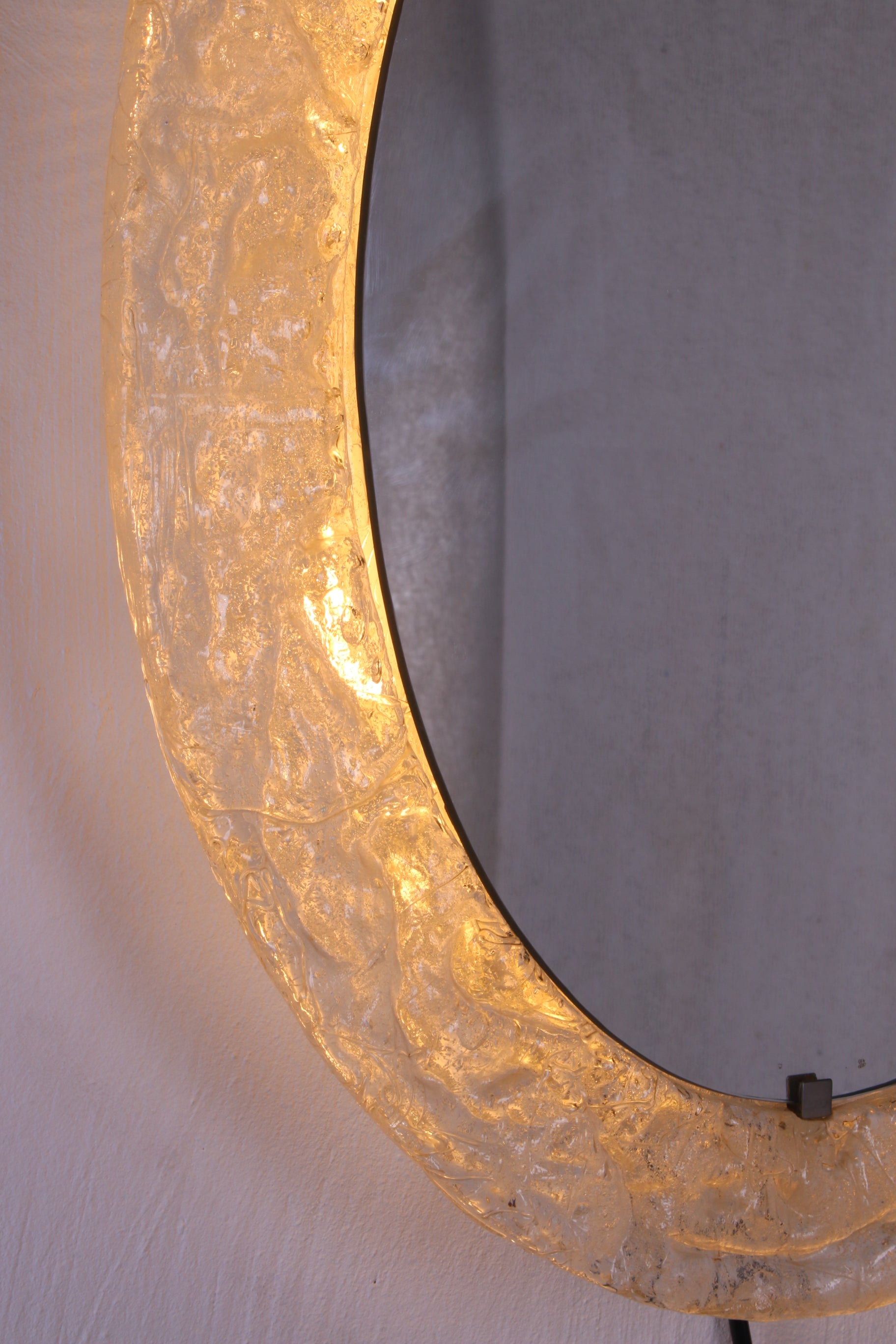 Ovale Badkamer wandspiegel met verlichting en plexiglas rand van Hillebrand detail rand