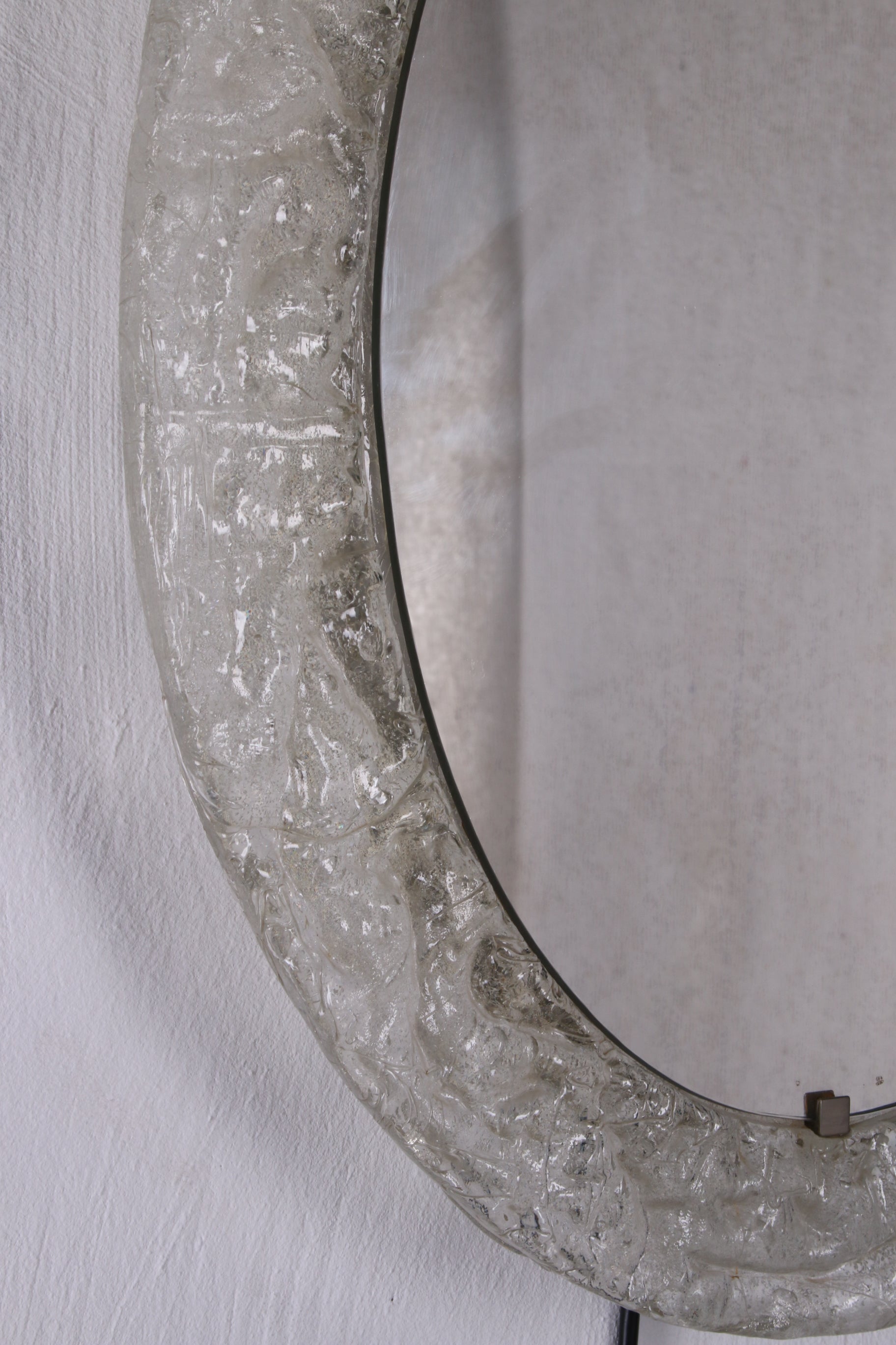 Ovale Badkamer wandspiegel met verlichting en plexiglas rand van Hillebrand detail rand