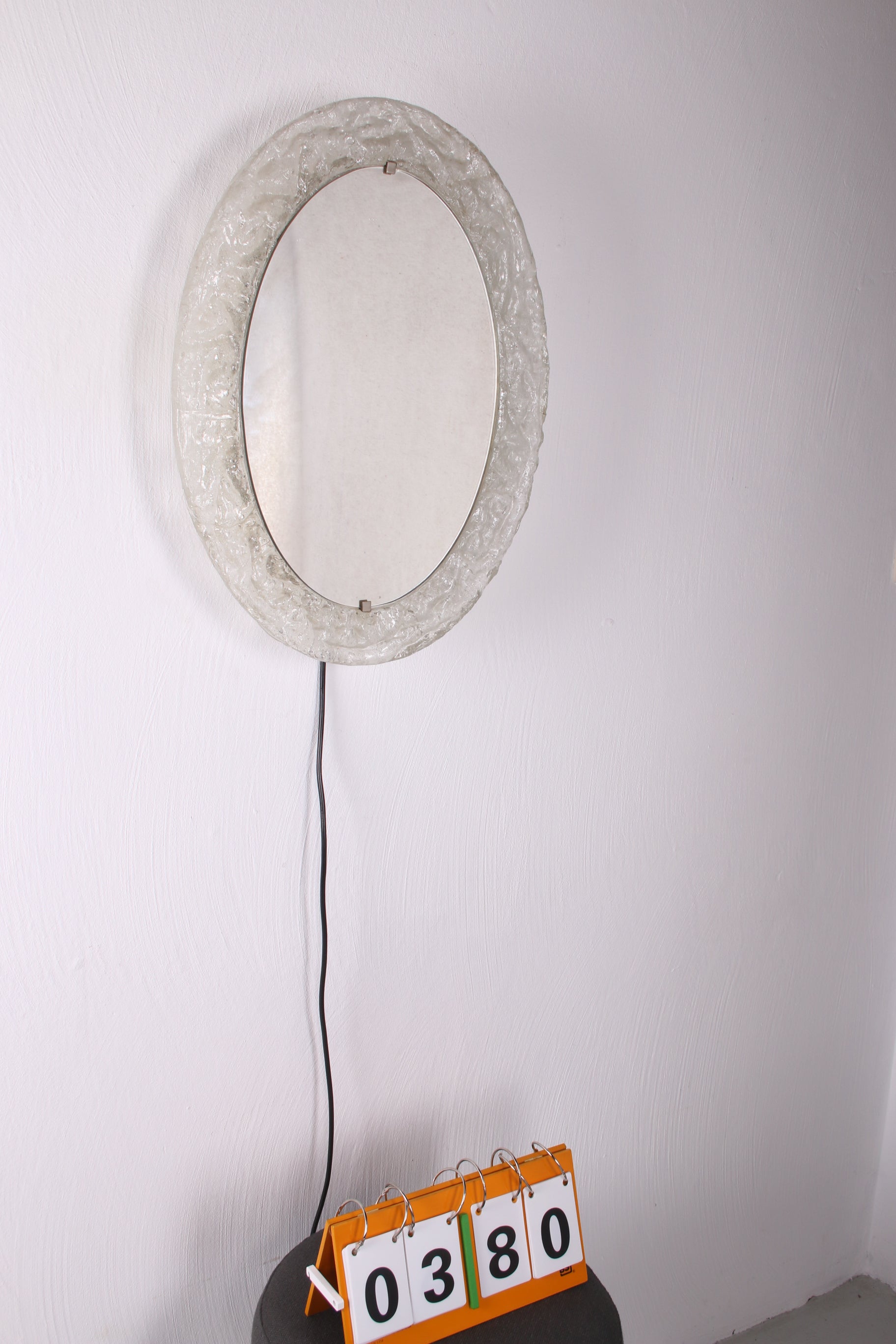 Ovale Badkamer wandspiegel met verlichting en plexiglas rand van Hillebrand voorkant