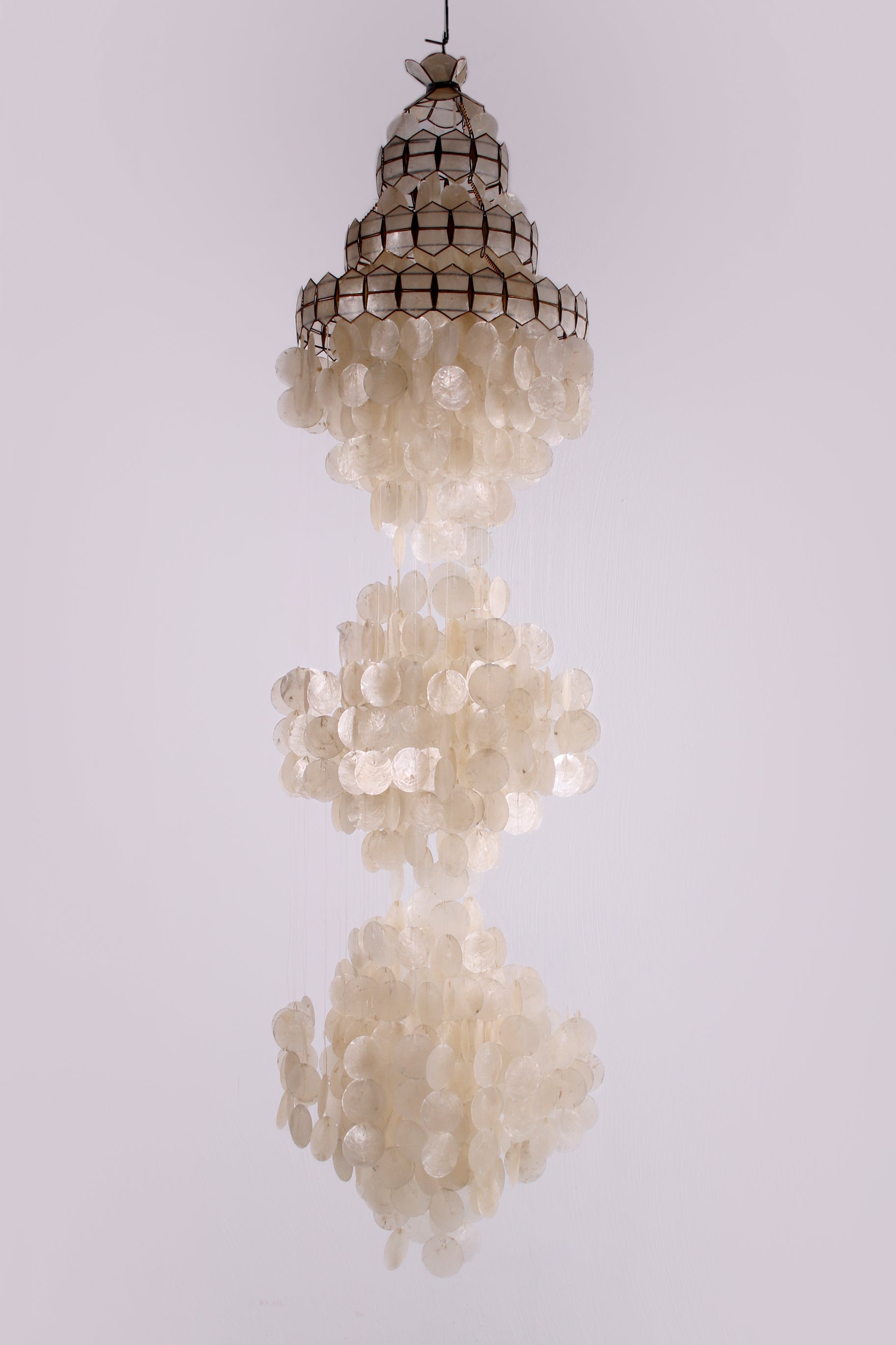 Vintage Windvanger kroonluchter gemaakt van Schelpen Verner Panton stijl jaren60 voorkant