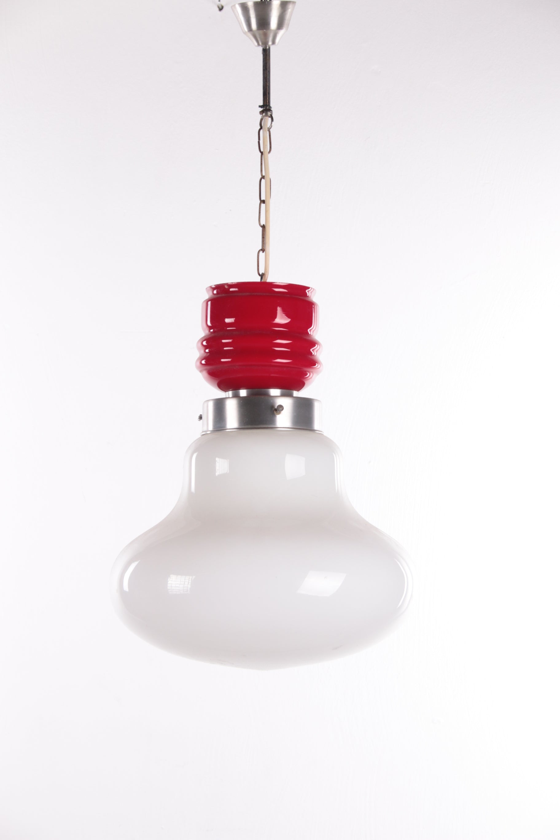 Vintage Hanglamp rood met wit melkglas jaren 60 voorkant
