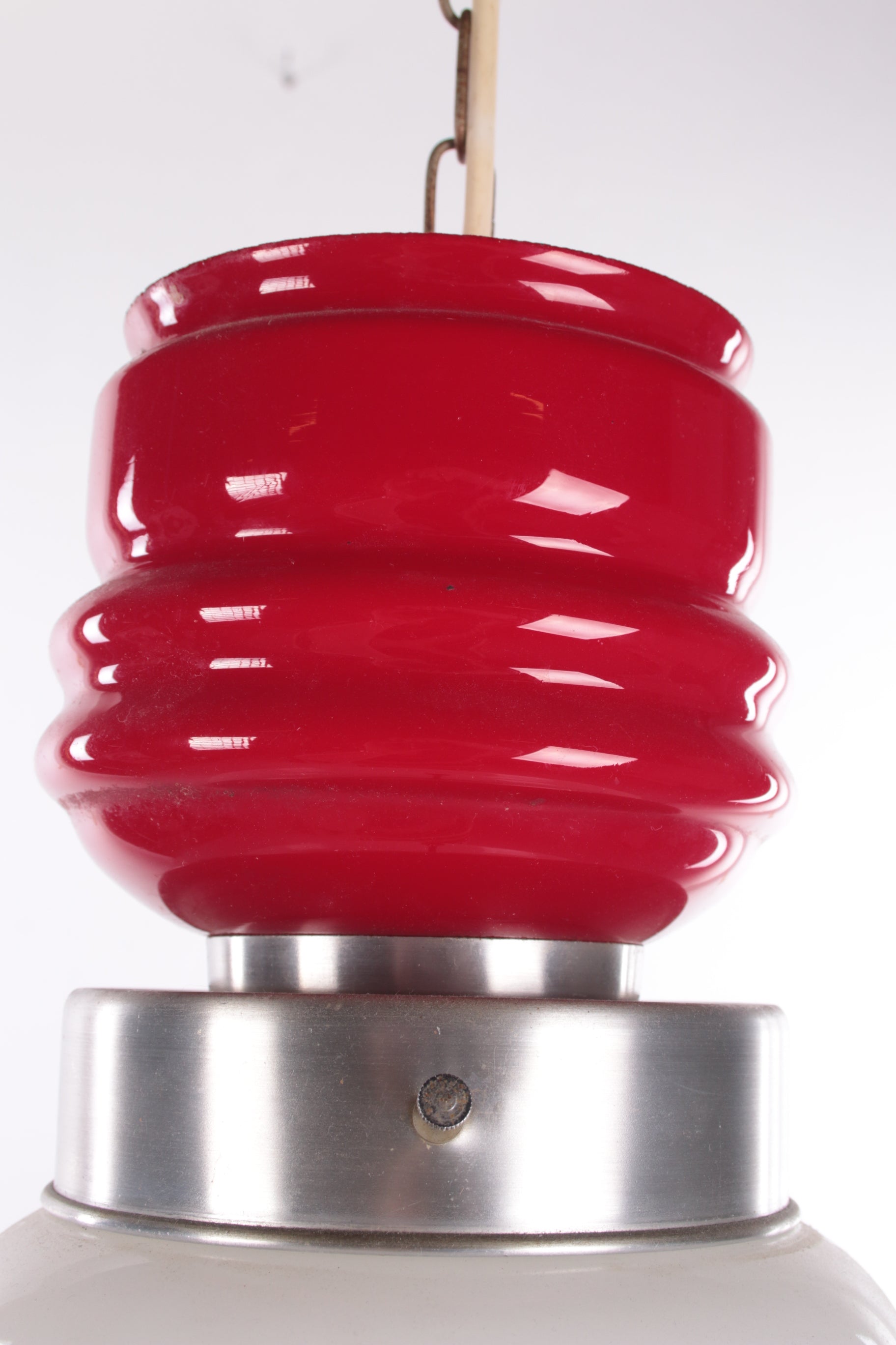 Vintage Hanglamp rood met wit melkglas jaren 60 detail glas