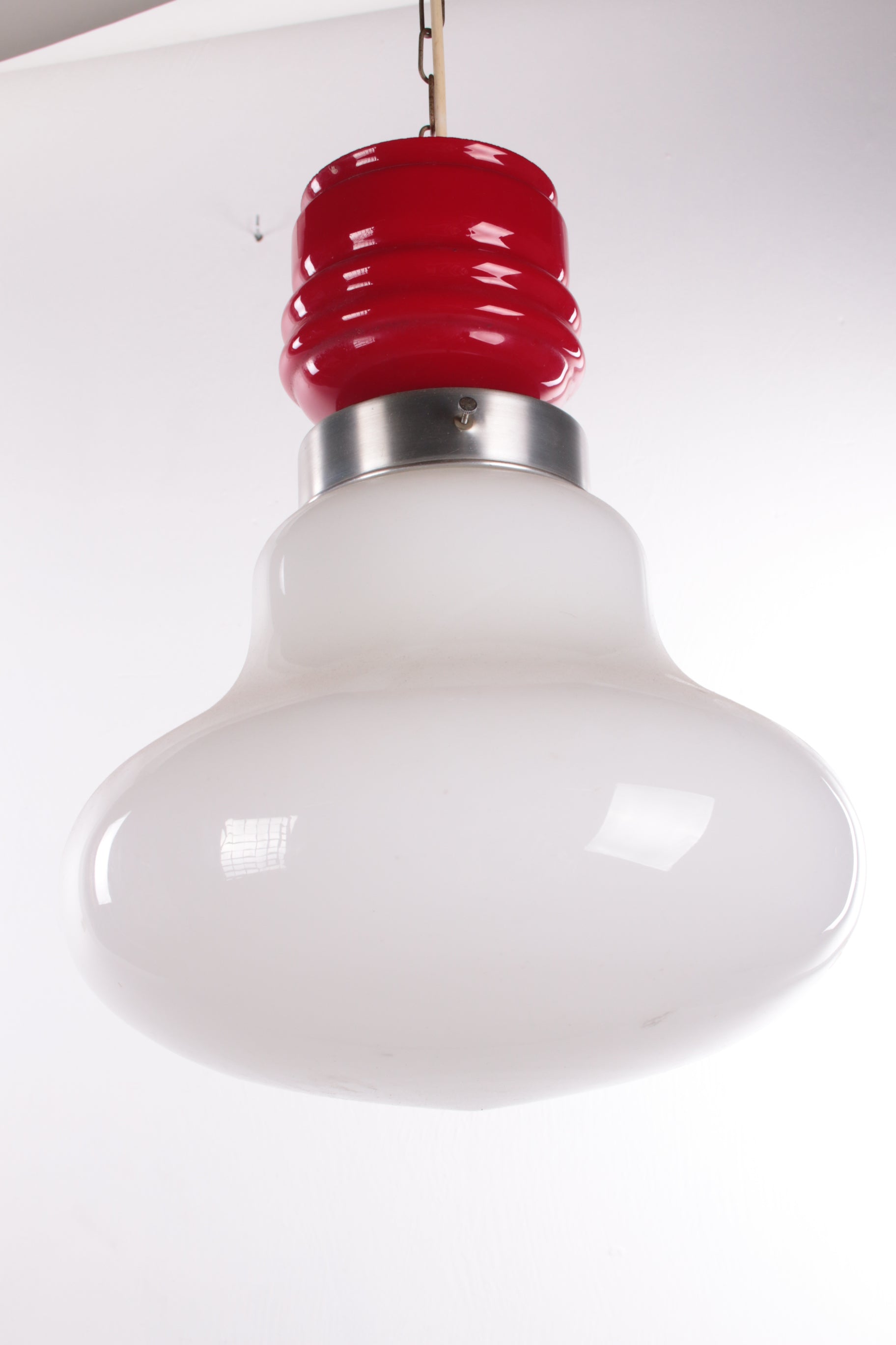 Vintage Hanglamp rood met wit melkglas jaren 60 voorkant