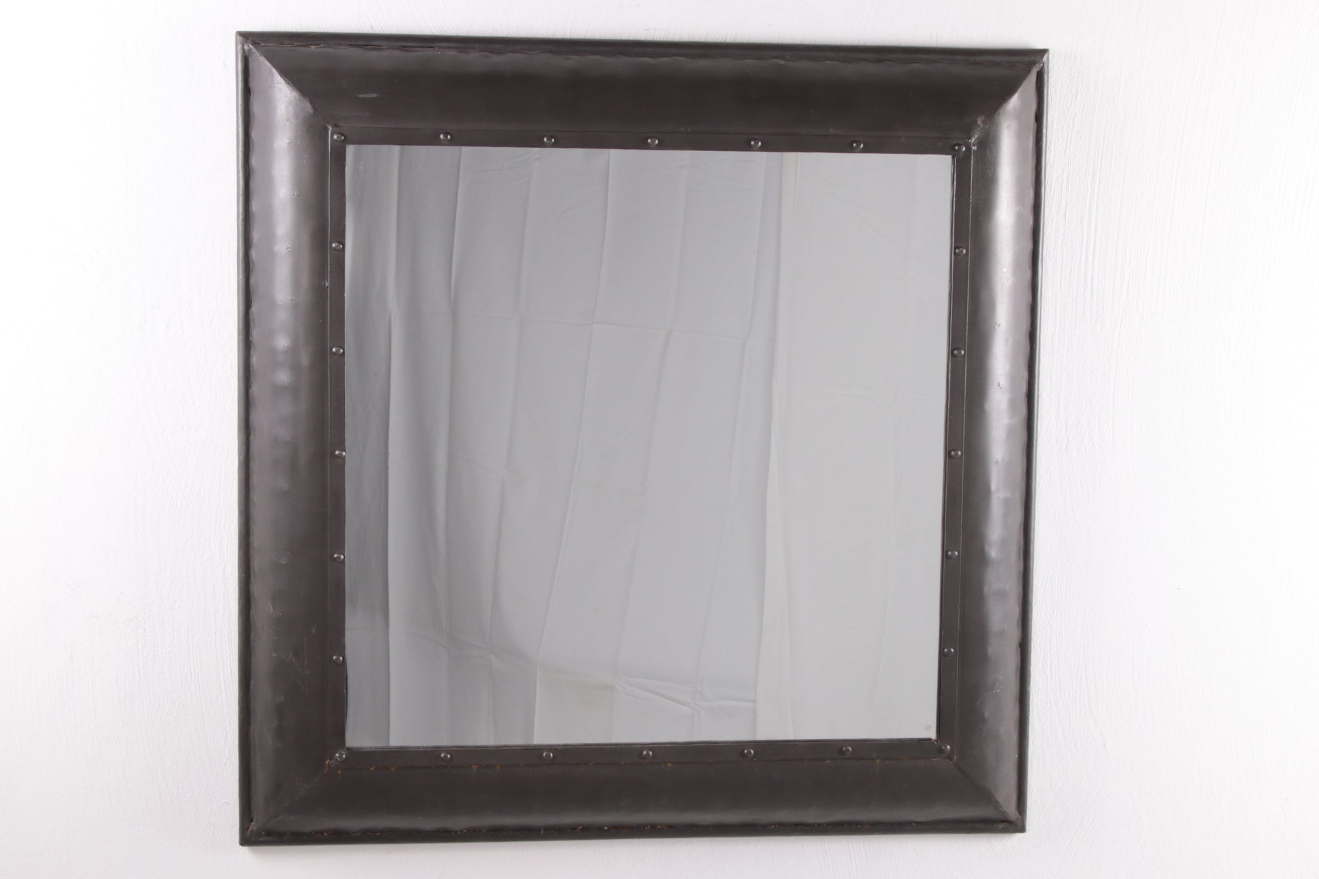 Zware metalen badkamerspiegel voorkant