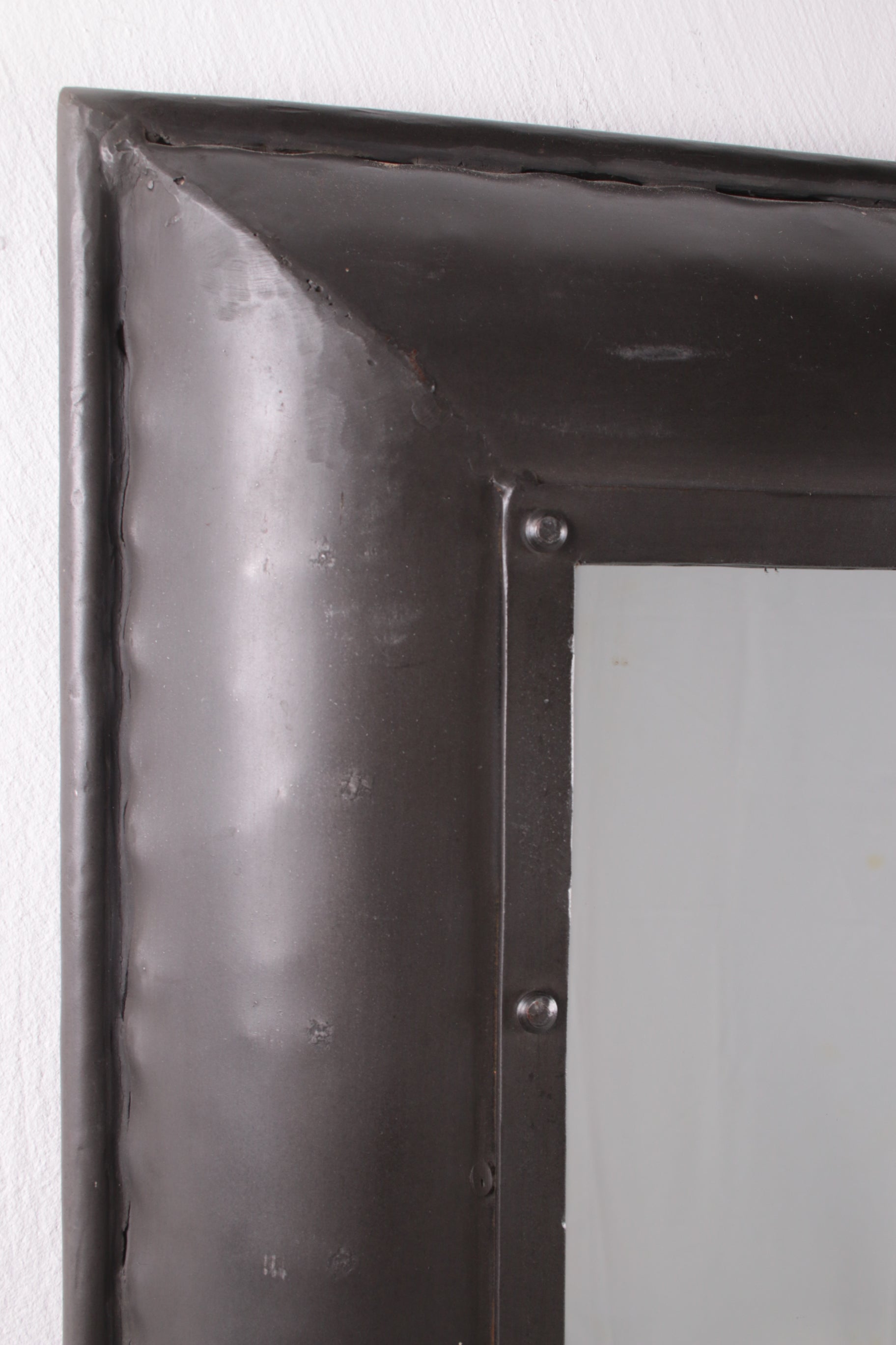 Zware metalen badkamerspiegel detail foto rand