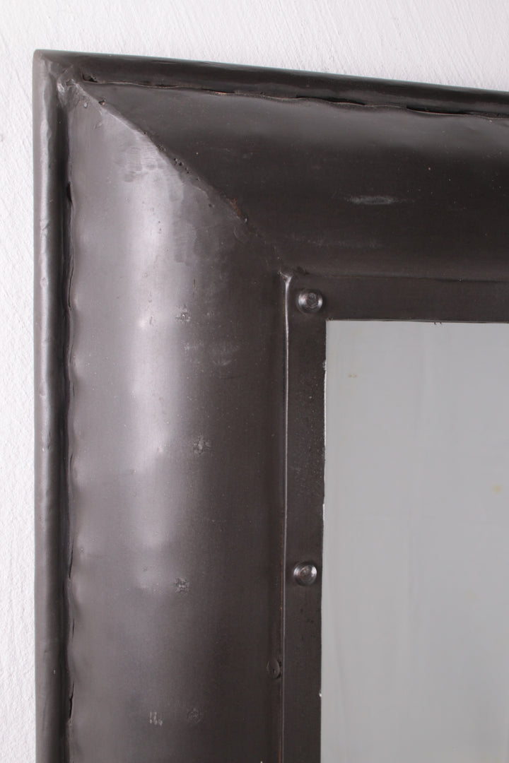 Zware metalen badkamerspiegel detail foto rand