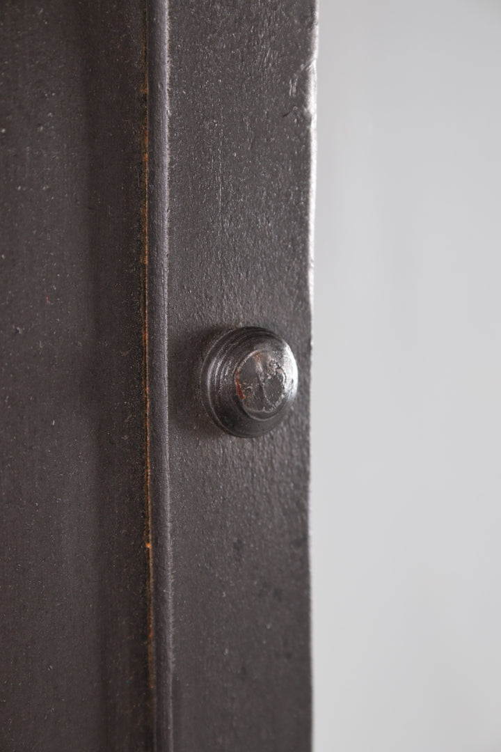 Zware metalen badkamerspiegel detailfoto schroef