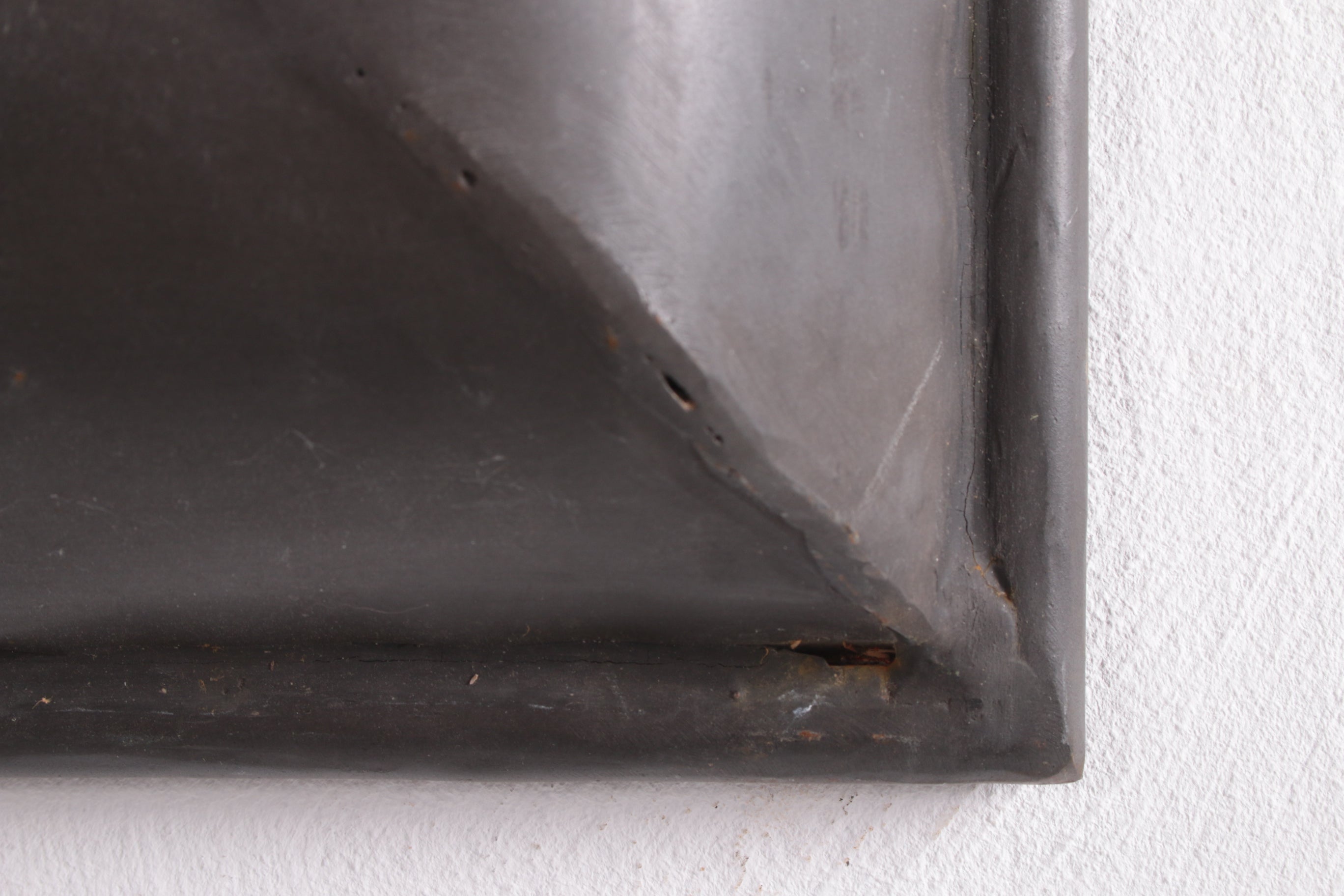 Zware metalen badkamerspiegel detailfoto rand