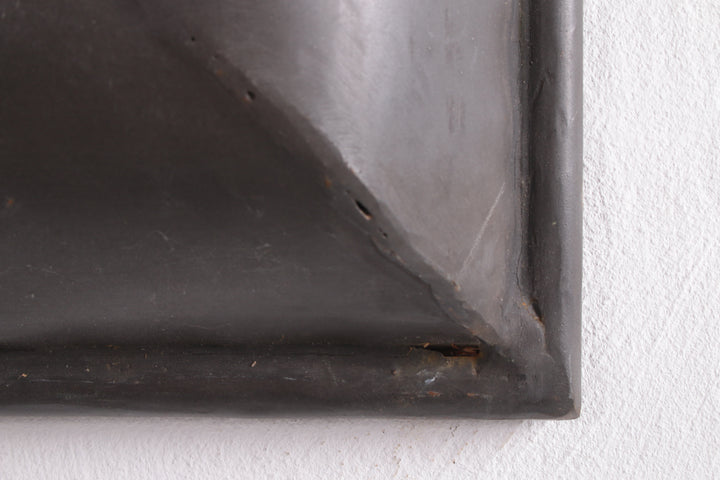 Zware metalen badkamerspiegel detailfoto rand