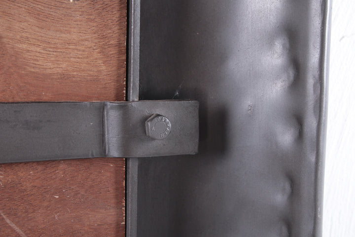 Zware metalen badkamerspiegel detailfoto schroef achterkant