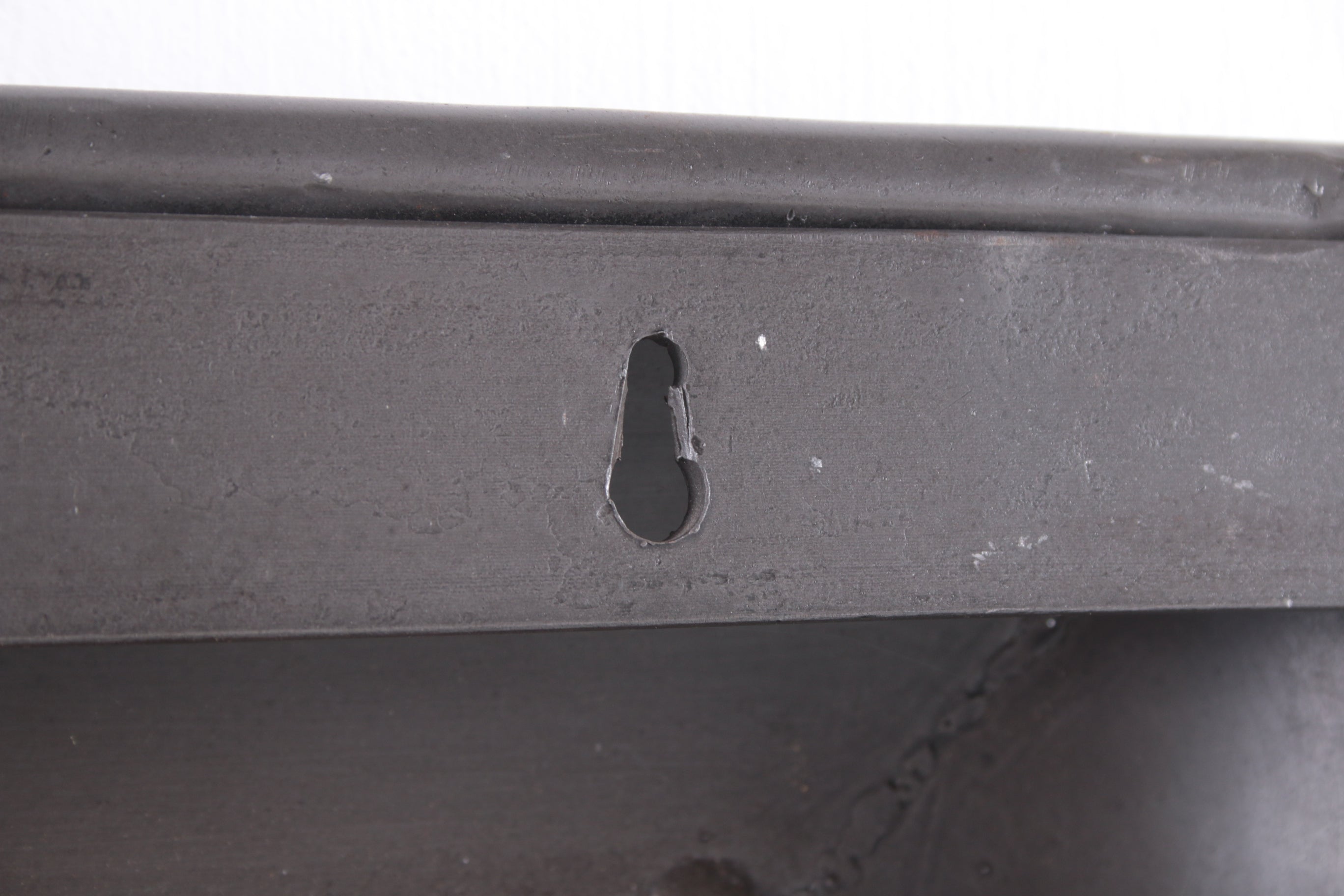 Zware metalen badkamerspiegel detailfoto ophangen