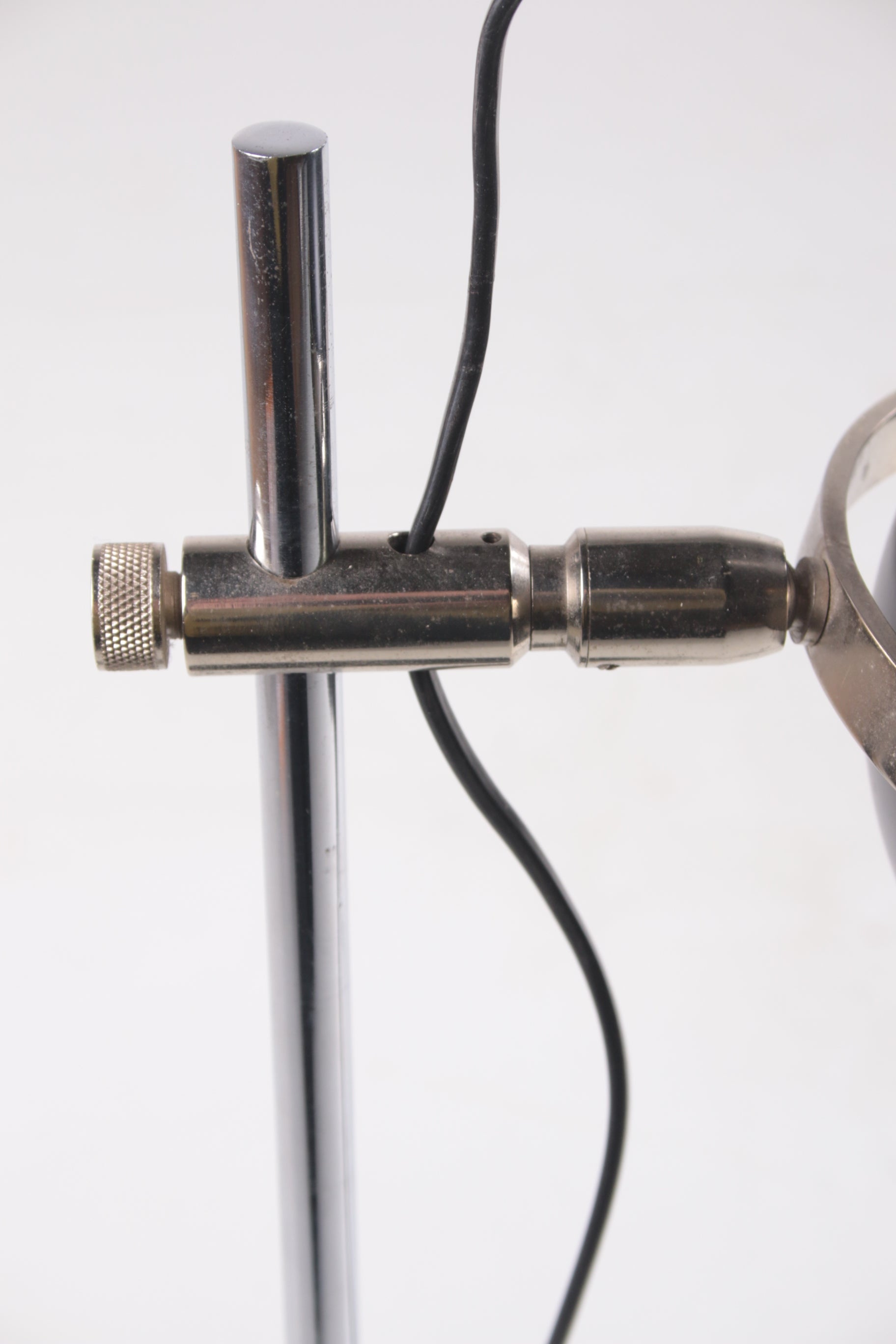 Zwart metalen verstelbaar bureaulampje uit Denemarken detail  scharnier zijkant
