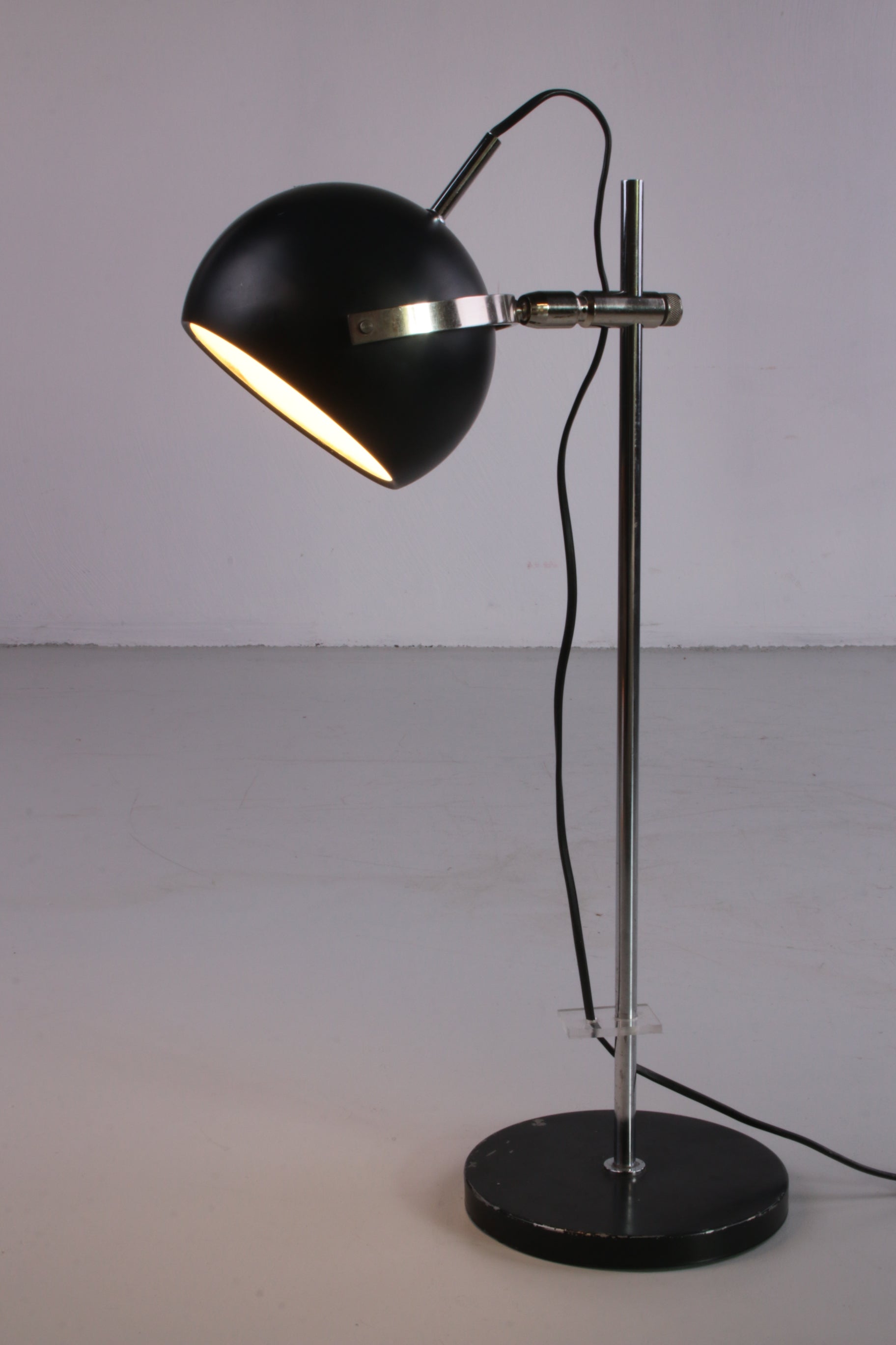 Zwart metalen verstelbaar bureaulampje uit Denemarkenzijkant licht aan